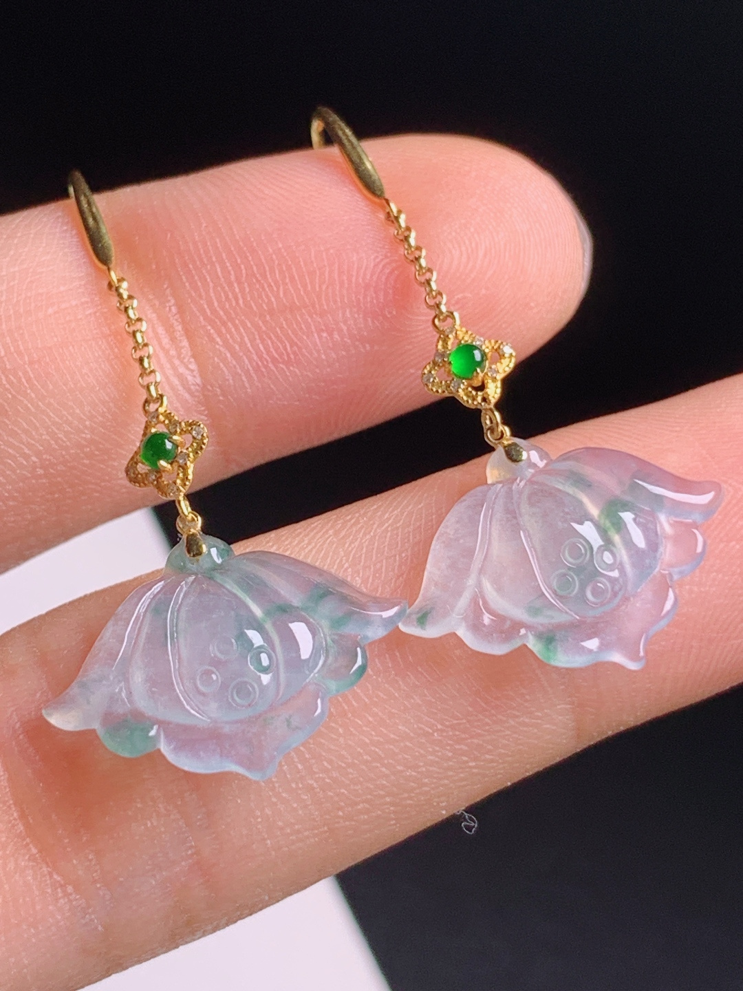 冰种飘花莲花耳坠，冰透起光雕工精致，和和美美清雅脱俗