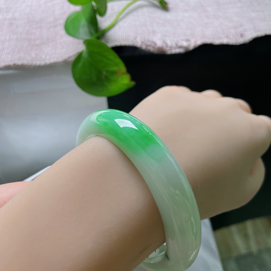 57.8/13/9.5白底青正圈，水润细腻，翠色伊人，传承之美，贵气，洒金，无裂，F62