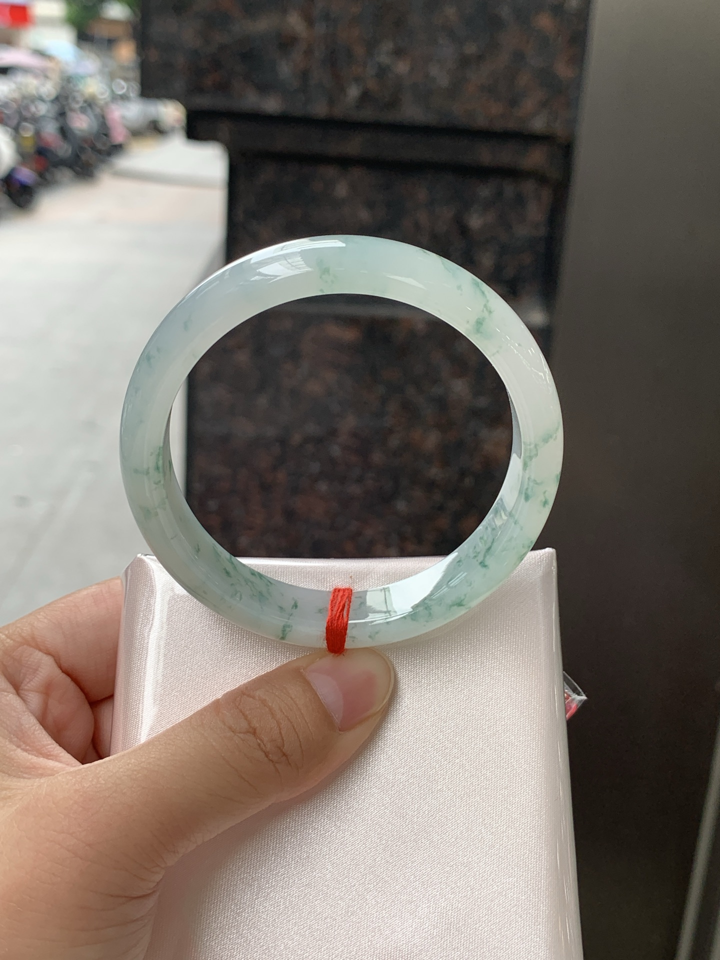 冰飘花正圈 55.8-11.8-7 0626-N1076 无裂，底妆冰透起光，冰底中开出了朵朵蓝花，飘花灵动飘逸，勾勒出一幅唯美诗意的山水意境画，古典优雅又秀气