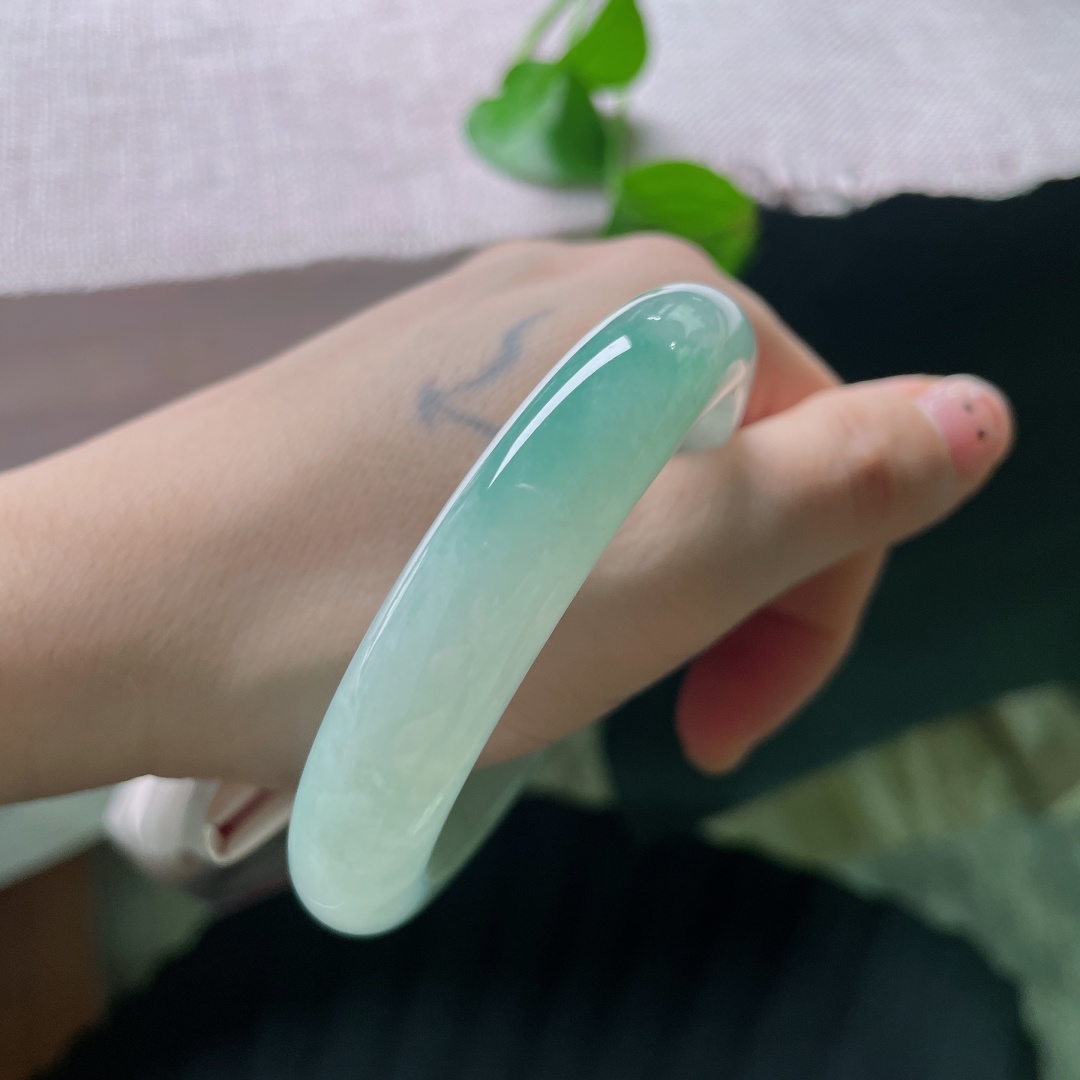 55.3/12.2/8.9，绿底正圈，无裂，冰润底色晕染一汪湖绿，素镯温婉大气，腕间流转从容雅致的东方气韵。ss51536a