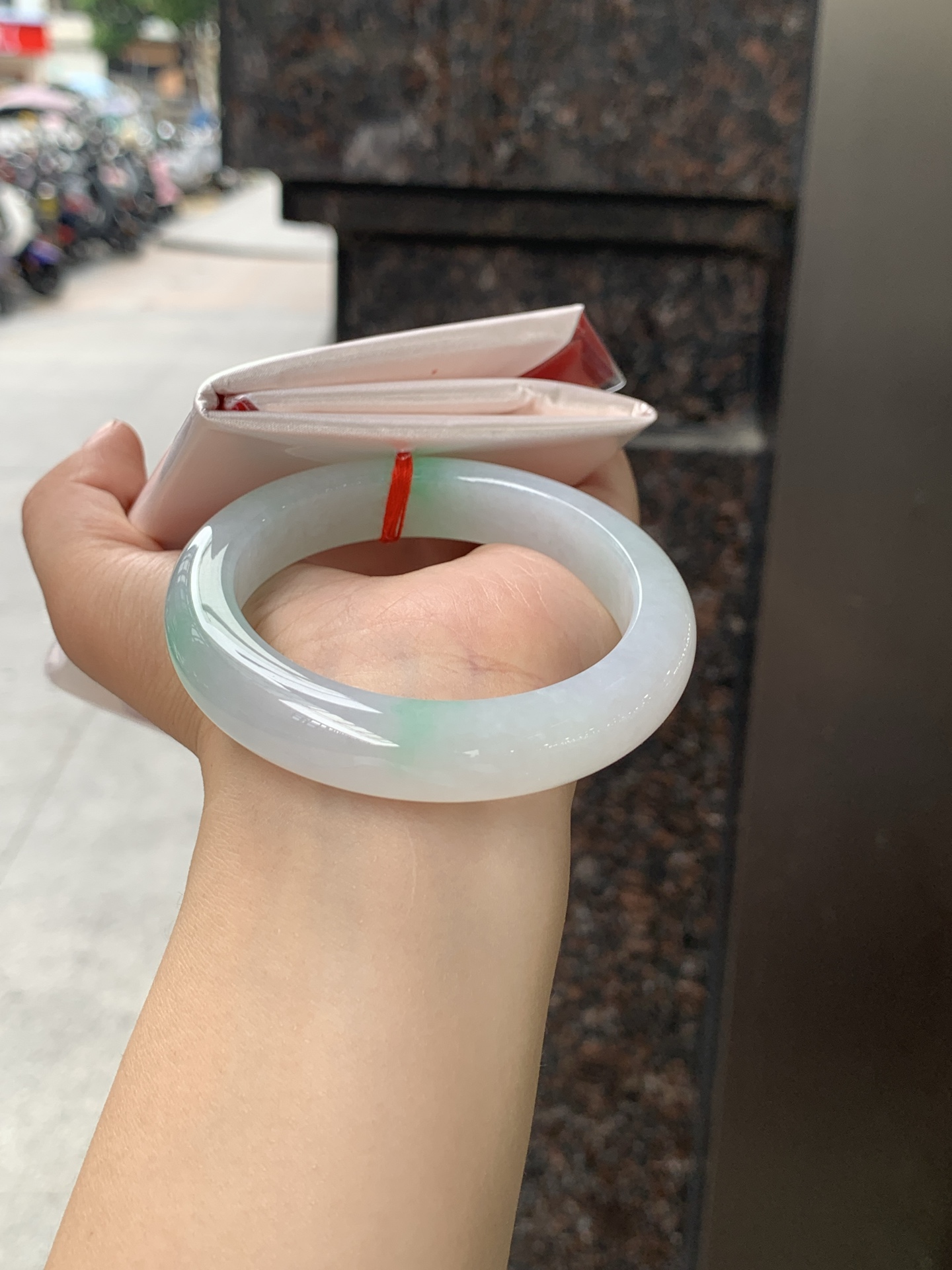 白底青正圈 53.2-12.1-9 0626-N1073-2，经典永不过时的白底青，白底细润干净，色阳种细，上手显白提气色，性比之选。