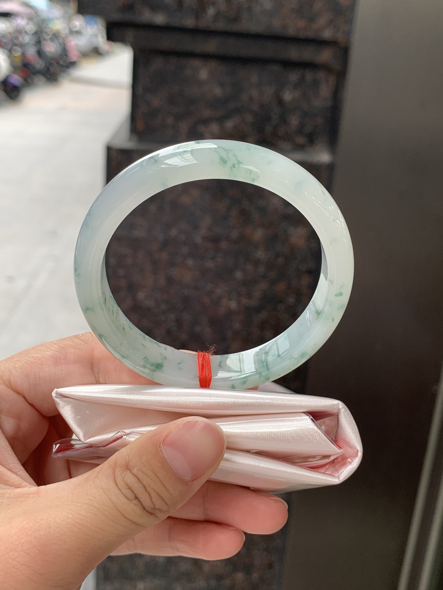 冰飘花正圈 55.8-11.8-7 0626-N1076 无裂，底妆冰透起光，冰底中开出了朵朵蓝花，飘花灵动飘逸，勾勒出一幅唯美诗意的山水意境画，古典优雅又秀气