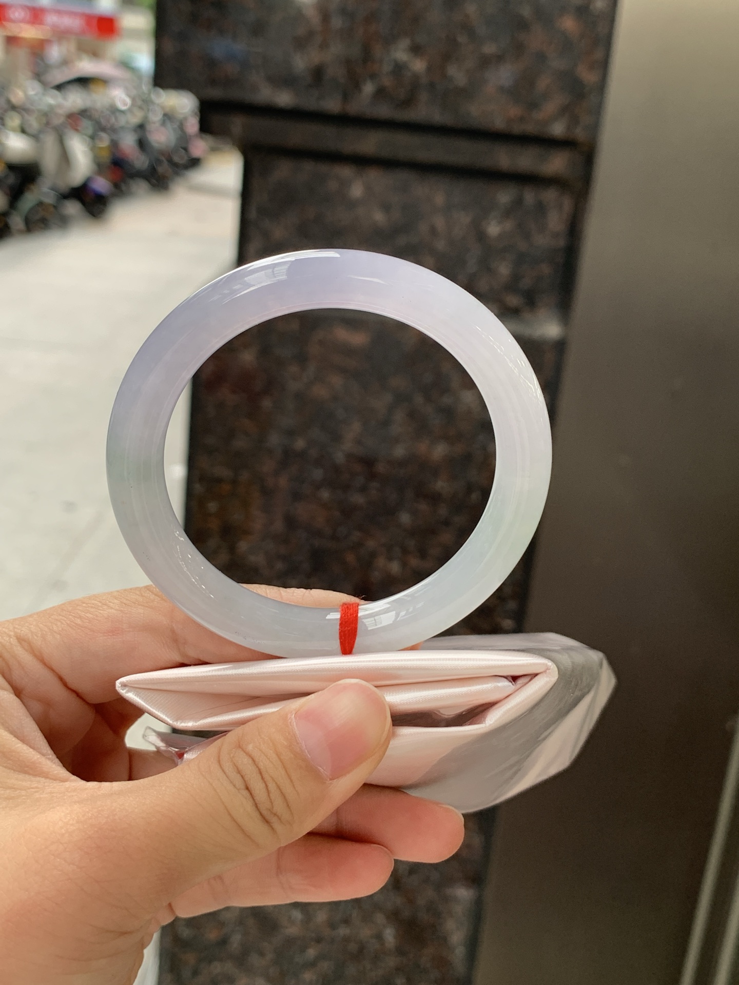 冰春彩圆条 54.5-8.7-8.8 0626-N1084 打灯多处纹裂，底妆冰润，谁能拒绝一只自带