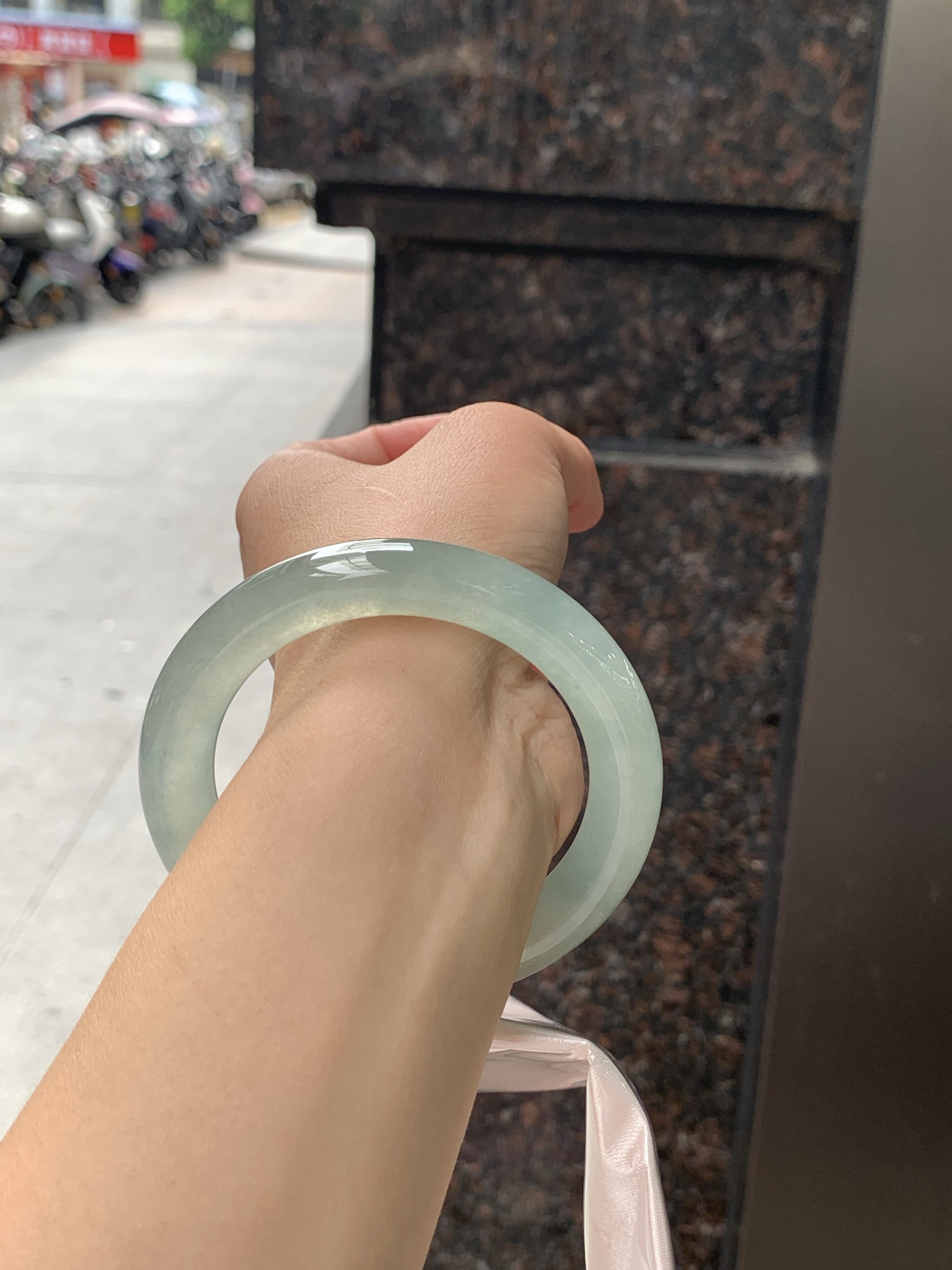 湖水绿圆条 57.2-10.8-11 0626-N1067 打灯细棉纹，底妆干净细腻，满圈湖水绿底色晕染，如同青黛色晕染如江南烟雨