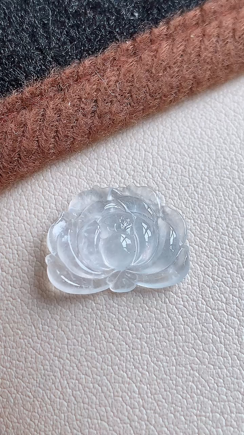 天然翡翠，冰莲花，无裂，尺寸12-15.3-4.6