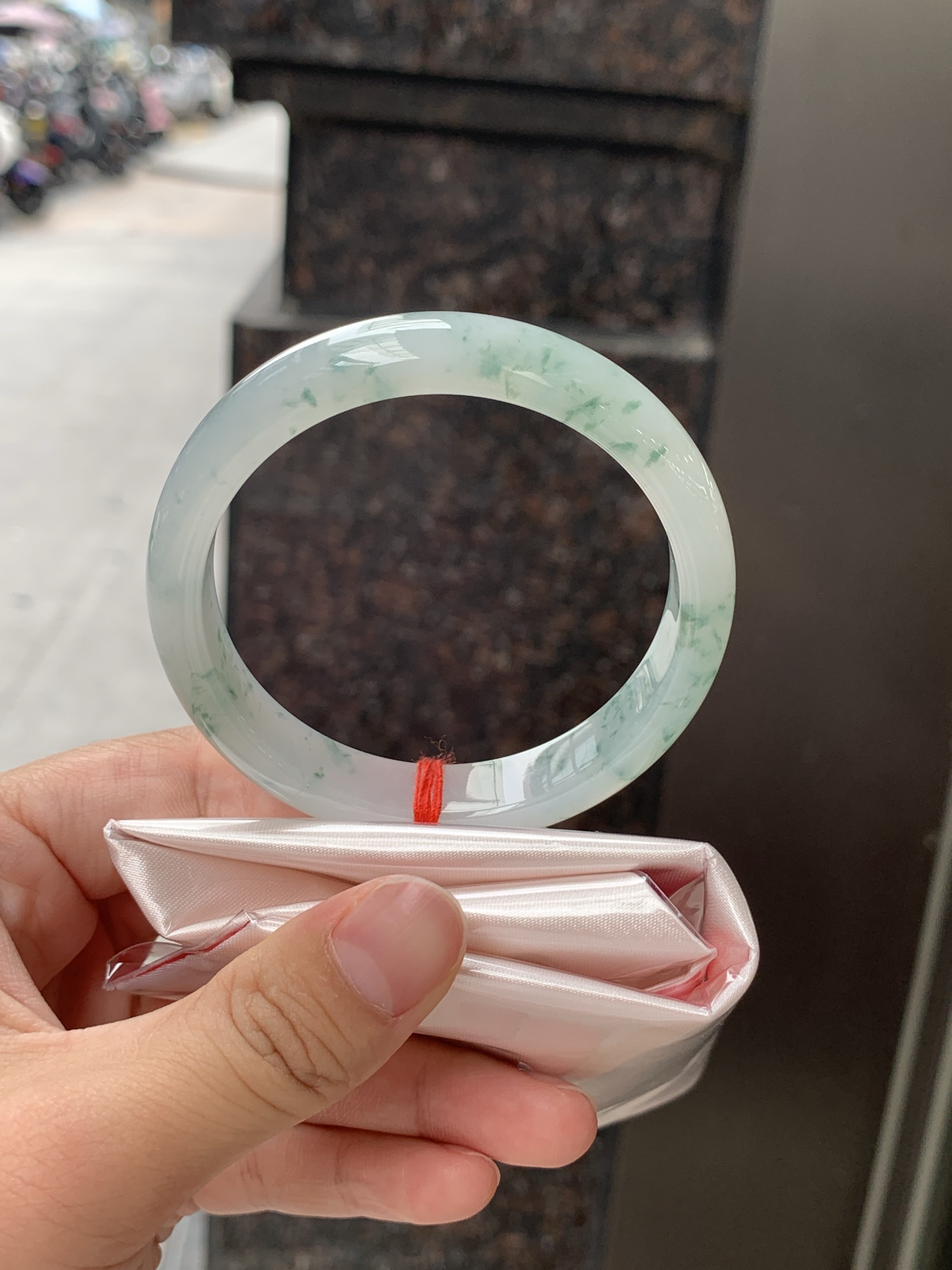 冰飘花正圈 55.8-11.8-7 0626-N1076 无裂，底妆冰透起光，冰底中开出了朵朵蓝花，飘花灵动飘逸，勾勒出一幅唯美诗意的山水意境画，古典优雅又秀气