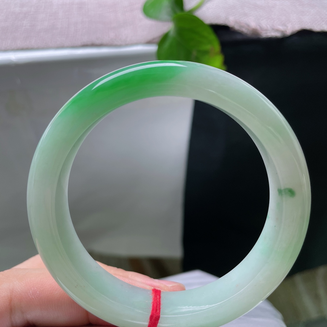 57.8/13/9.5白底青正圈，水润细腻，翠色伊人，传承之美，贵气，洒金，无裂，F62