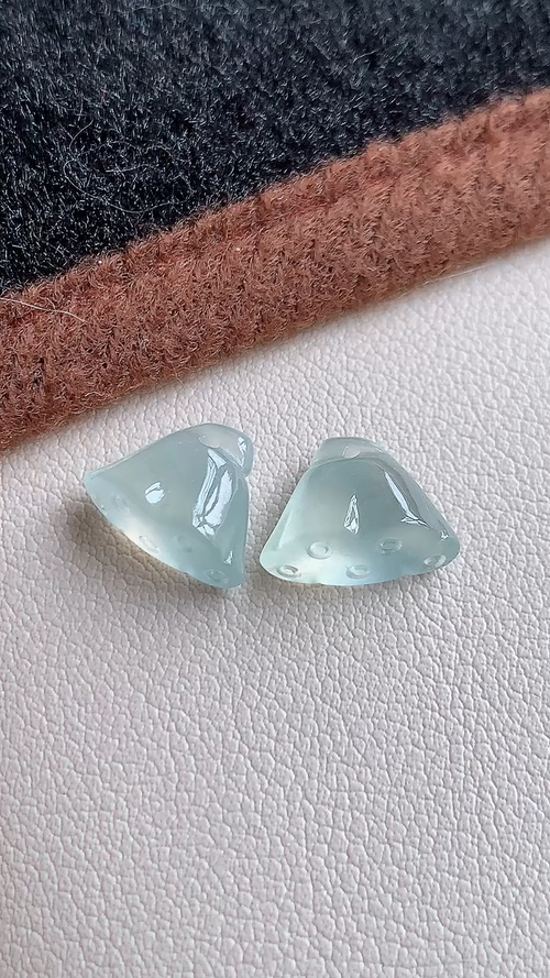 天然翡翠，冰晴莲蓬 尺寸9.2-11.9-5.7