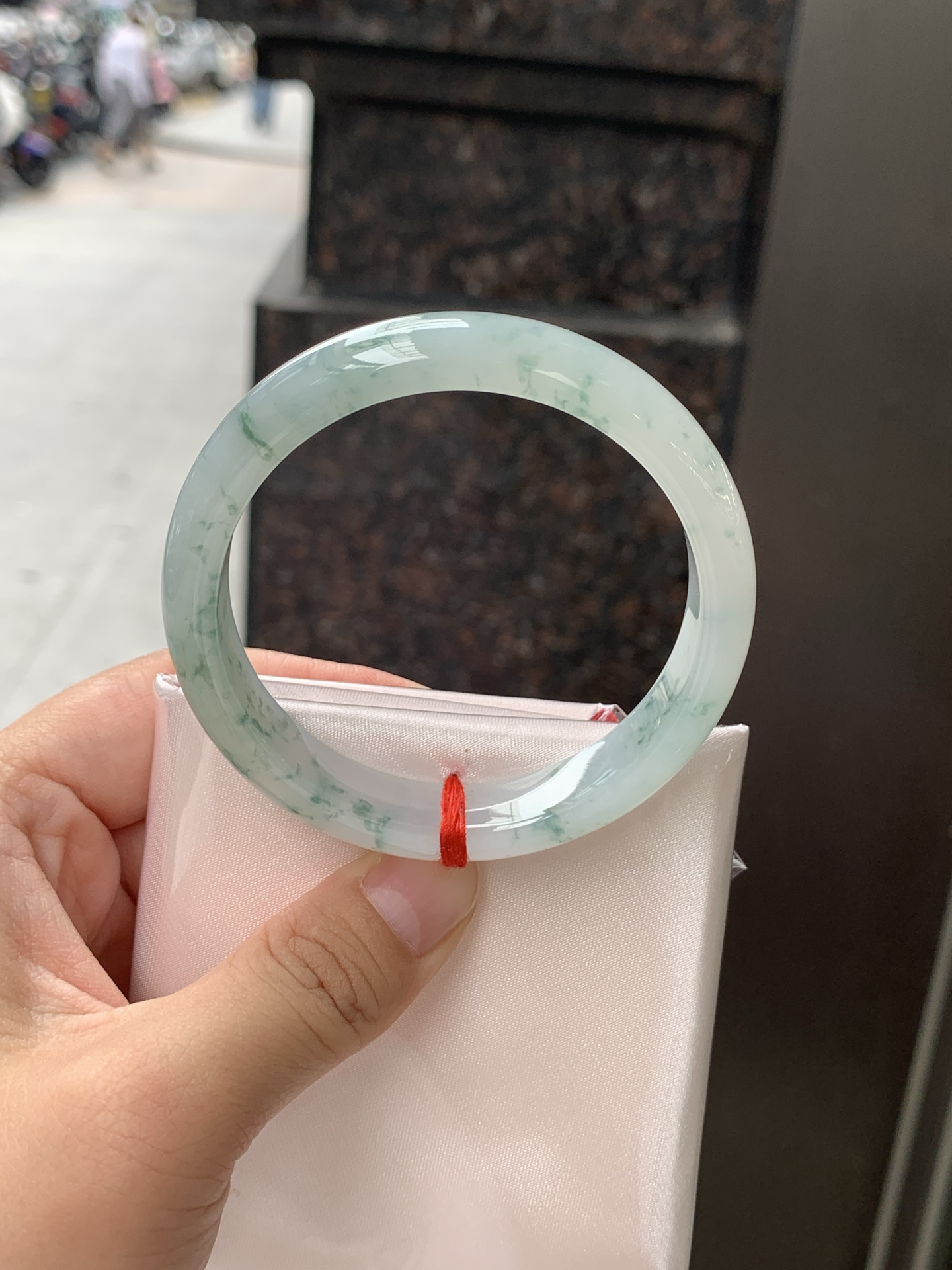 冰飘花正圈 55.8-11.8-7 0626-N1076 无裂，底妆冰透起光，冰底中开出了朵朵蓝花，飘花灵动飘逸，勾勒出一幅唯美诗意的山水意境画，古典优雅又秀气