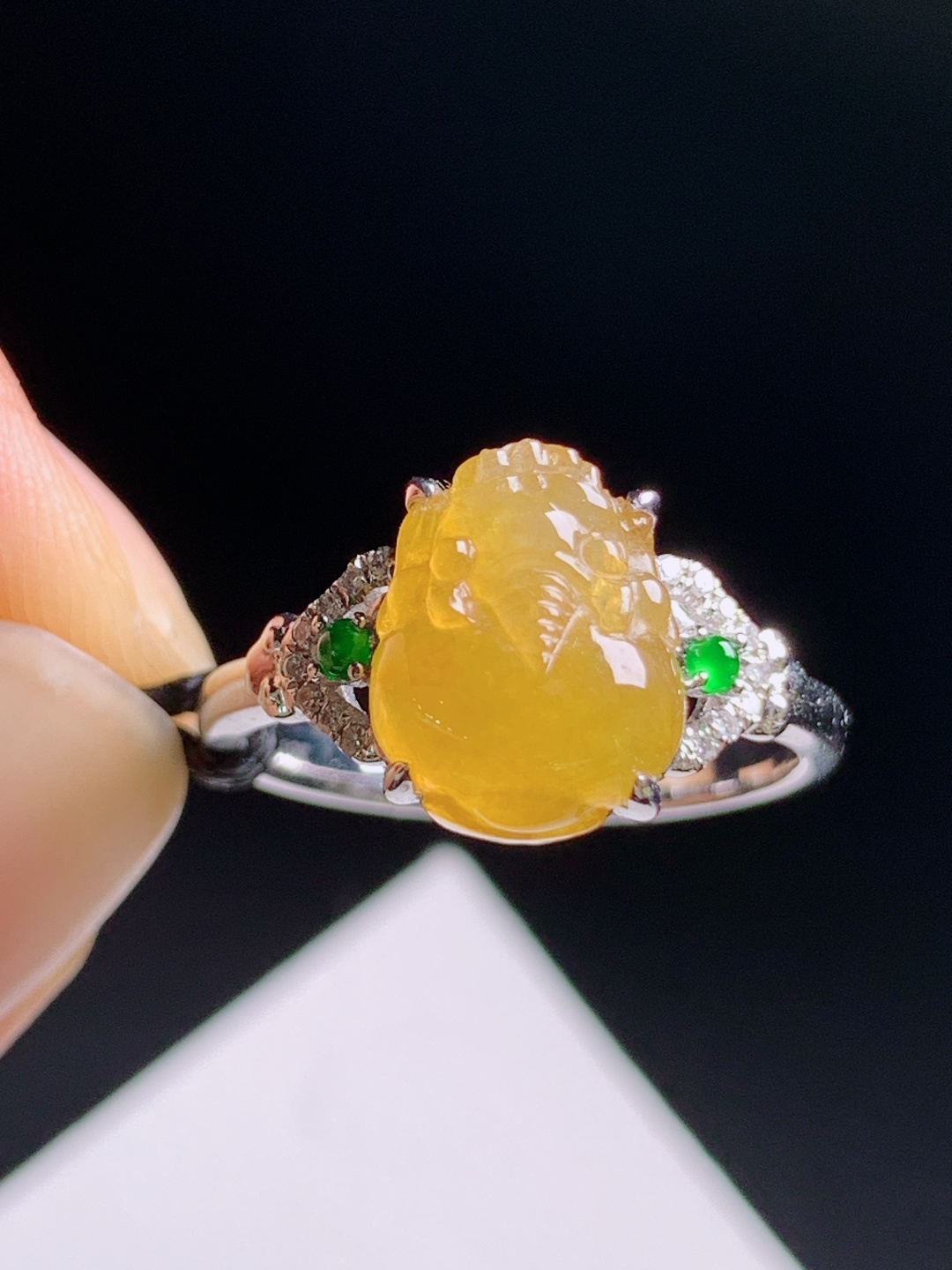 冰黄翡貔貅戒指，色泽明艳胶感十足，精工镶嵌招财纳福 裸石10.6-8.6-3.9 圈口15 9506