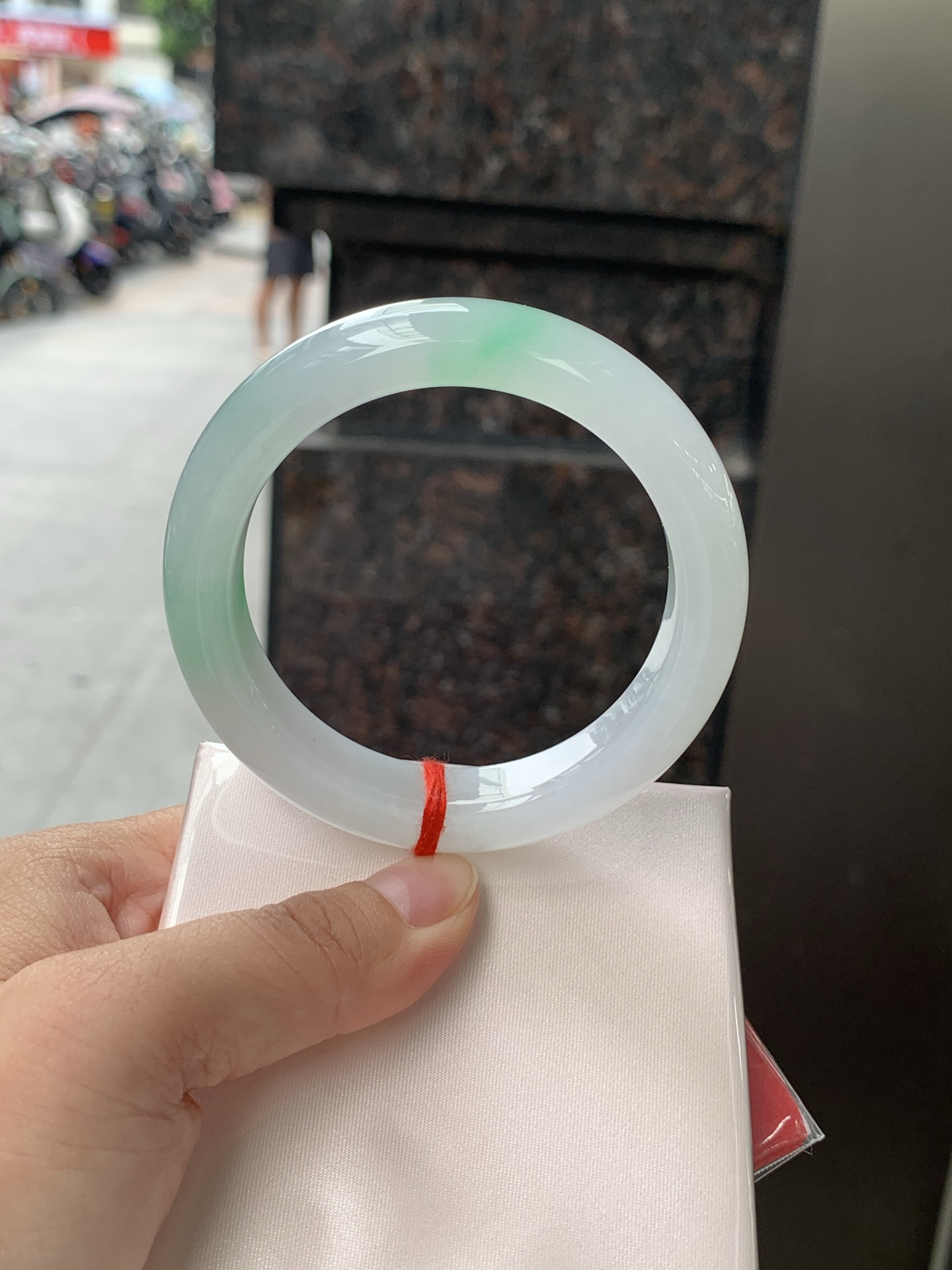 白底青正圈 53.2-12.1-9 0626-N1073-2，经典永不过时的白底青，白底细润干净，色阳种细，上手显白提气色，性比之选。