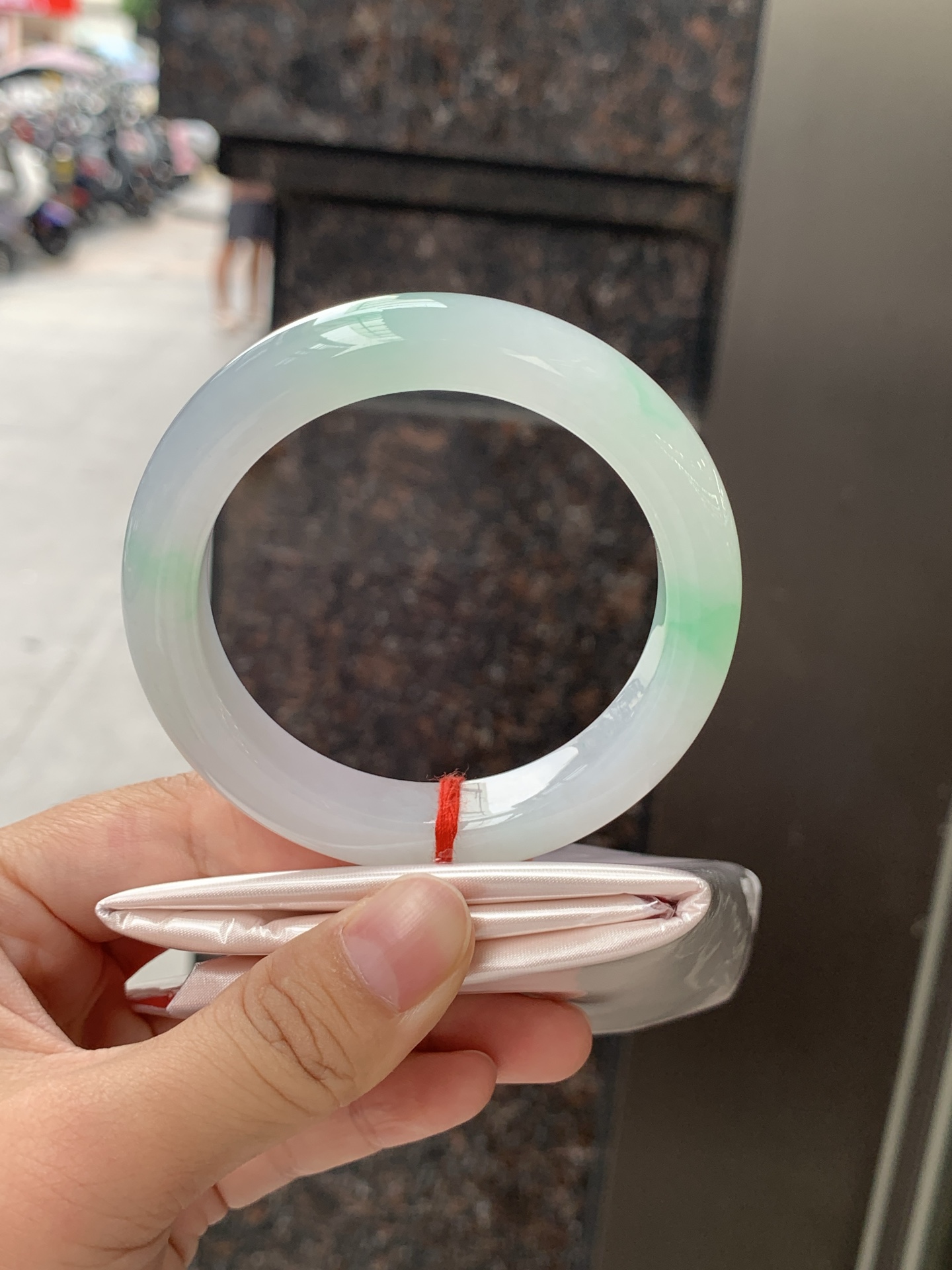 白底青正圈 53.2-12.1-9 0626-N1073-2，经典永不过时的白底青，白底细润干净，色阳种细，上手显白提气色，性比之选。