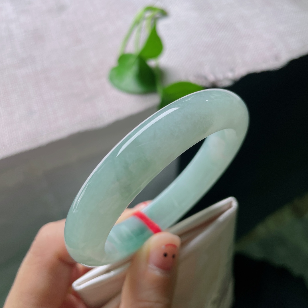 55.3/12.2/8.9，绿底正圈，无裂，冰润底色晕染一汪湖绿，素镯温婉大气，腕间流转从容雅致的东方气韵。ss51536a