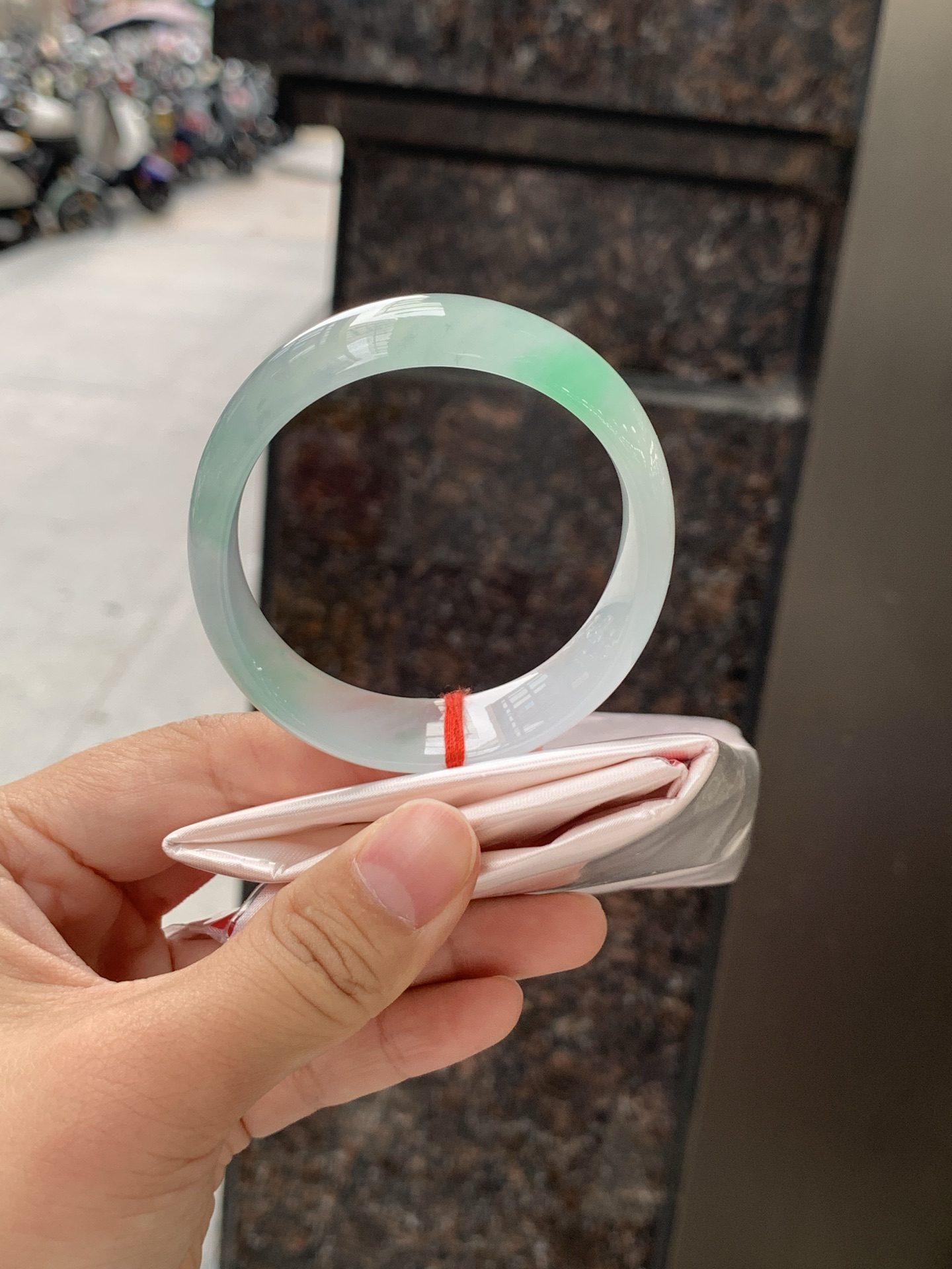 贵妃，底妆冰透胶润，干净细腻，简约却充满灵气，几朵绿花点缀，清新如芽，上有贵气优雅