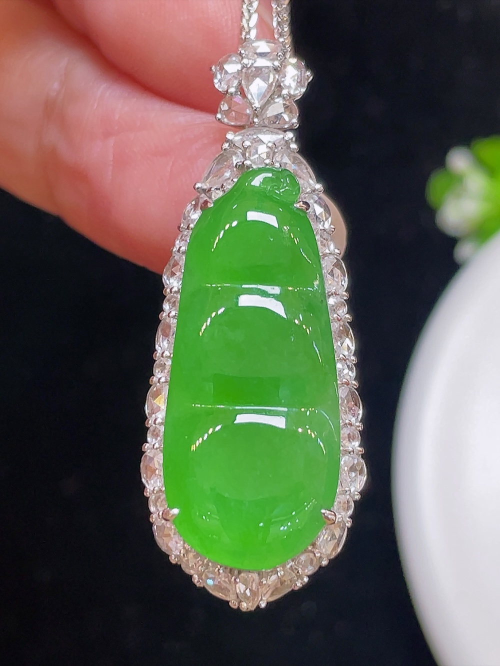 ️【高冰正阳绿，福豆】大件饱满，通透水润，玉质细腻，翠色鲜艳，18k金奢华钻石镶嵌️，26.2-11.1-3.3