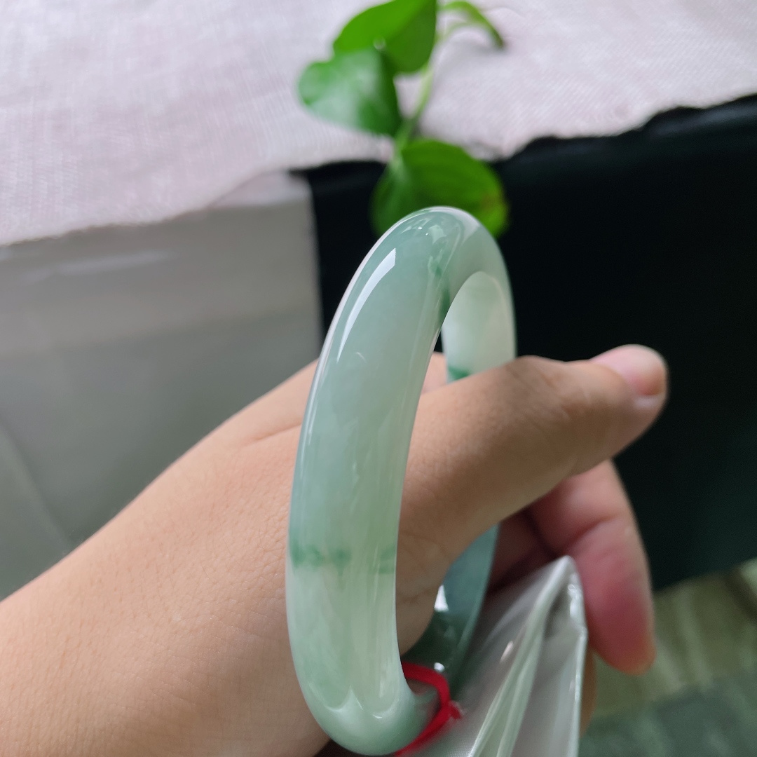 57.2/11.9/8.8，飘花正圈，无裂，凉润冰底飘翠，是独属于盛夏的清雅配饰。ss55305a