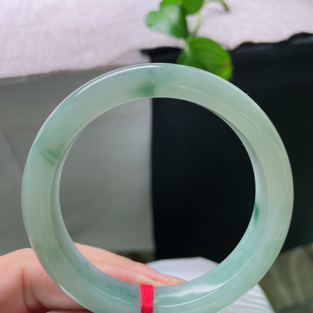 57.2/11.9/8.8，飘花正圈，无裂，凉润冰底飘翠，是独属于盛夏的清雅配饰。ss55305a
