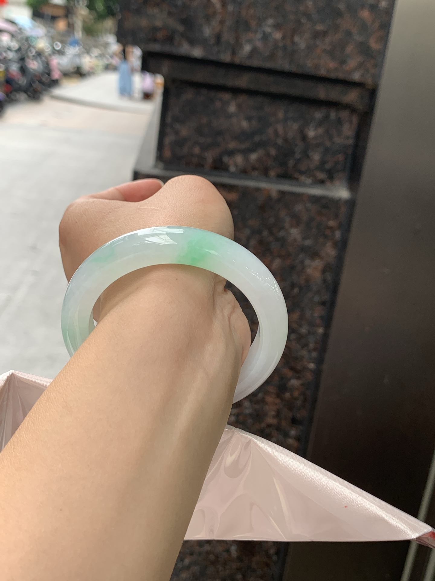 白底青正圈 53.2-12.1-9 0626-N1073-2，经典永不过时的白底青，白底细润干净，色阳种细，上手显白提气色，性比之选。