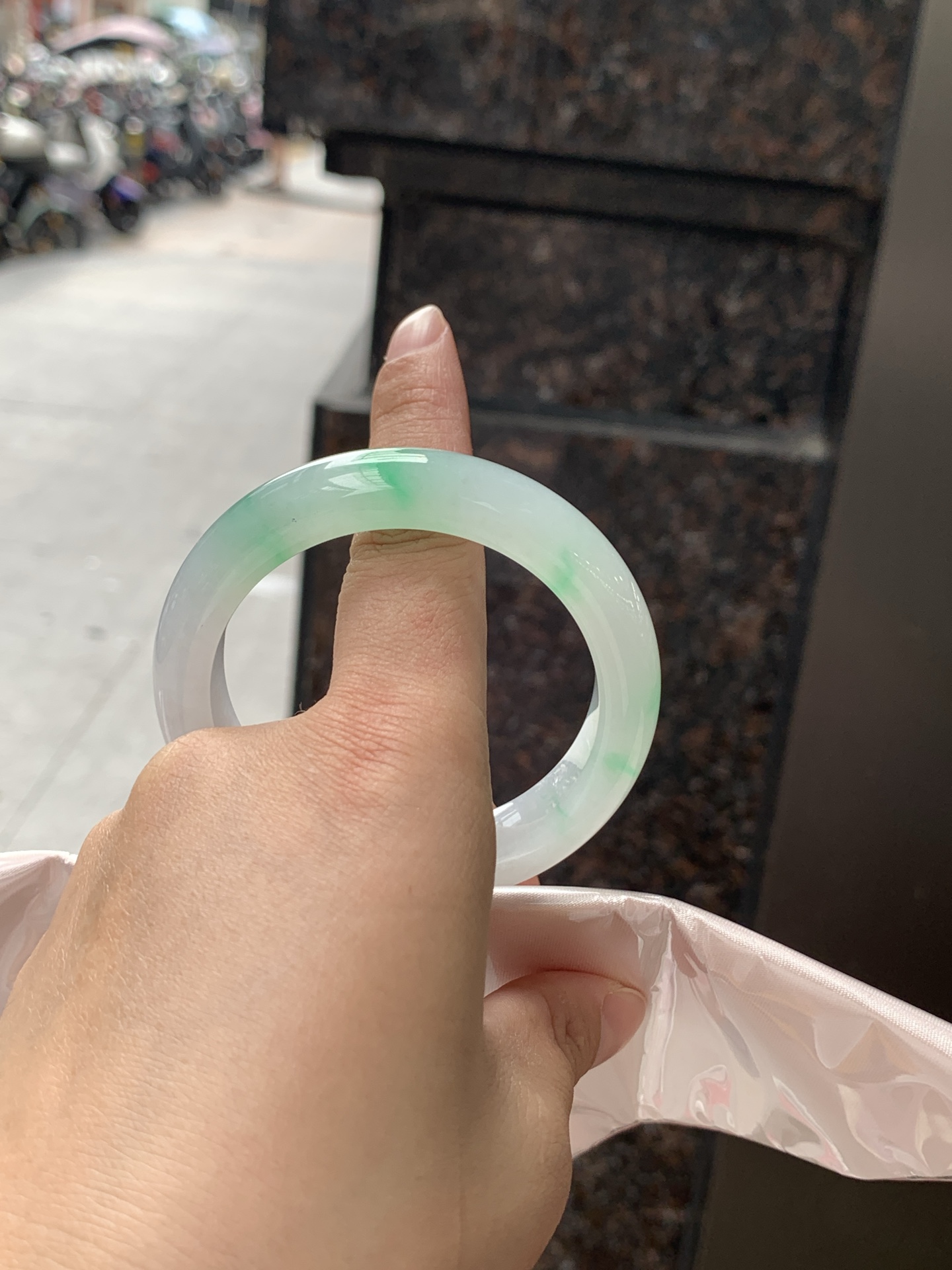 白底青正圈 0626-N1072-1 打灯棉纹，不影响，底妆细腻干净飘几抹阳绿花，清新淡雅，上手简单耐看。