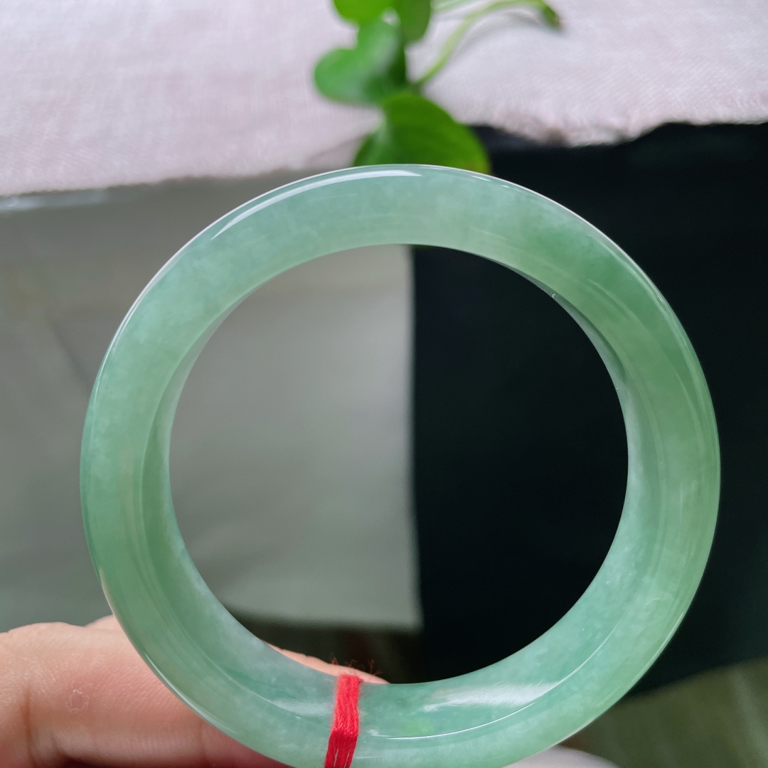 54.6/12.4/7.8，满色正圈，皮纹，整圈满湖绿色均匀柔和，玉质水润通透，满色衬得温婉雅致。ss54777a