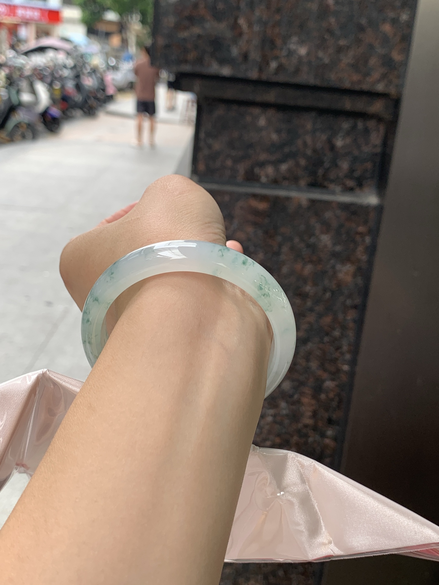 冰飘花正圈 55.8-11.8-7 0626-N1076 无裂，底妆冰透起光，冰底中开出了朵朵蓝花，飘花灵动飘逸，勾勒出一幅唯美诗意的山水意境画，古典优雅又秀气