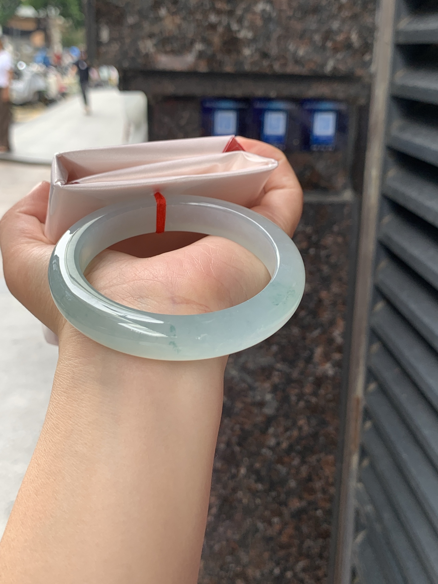冰飘花正圈 57.3-11.6-9.2 0626-N1081 无裂，底妆冰透起光，冰底中开出了朵朵蓝花，飘花灵动飘逸，勾勒出一幅唯美诗意的山水意境画，古典优雅又秀气