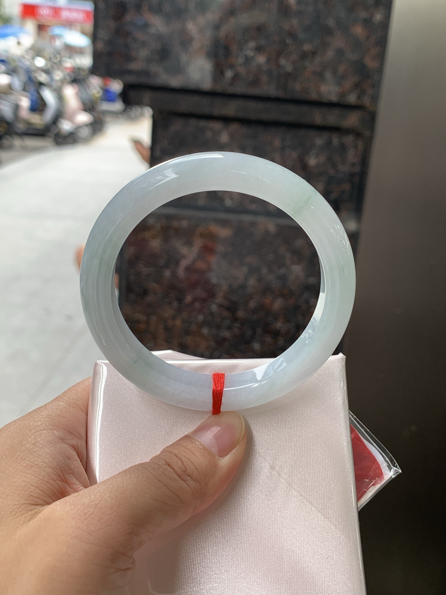 飘花正圈 56.1-10.4-8.4 0627-N1089-2 无裂，底妆水润细腻，绿花灵动飘逸，意境感十足，古典优雅又秀气