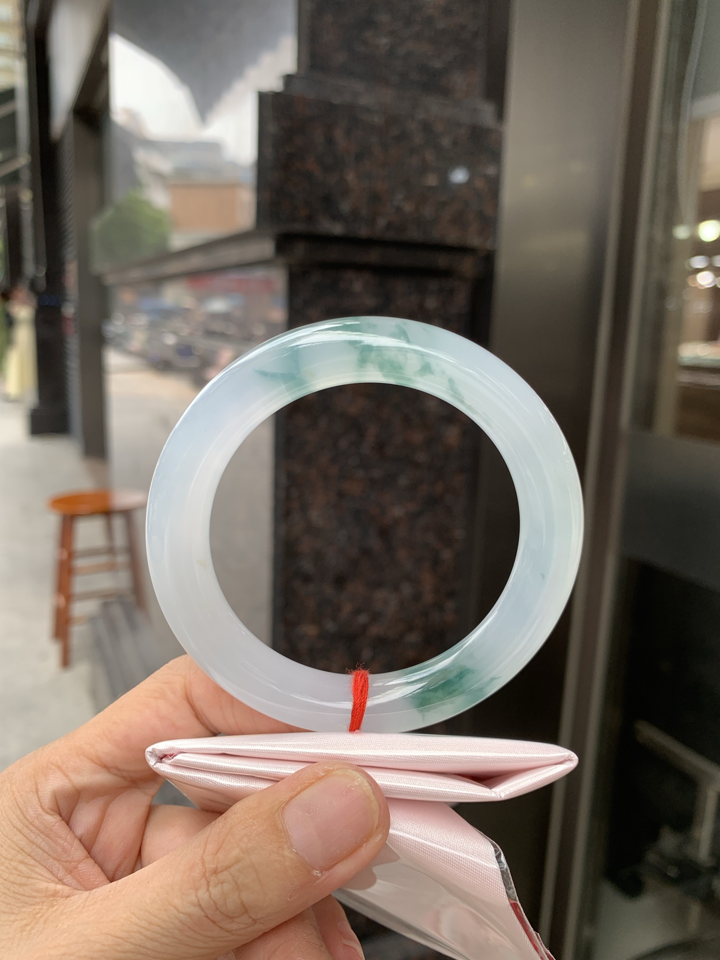 冰飘花圆条 56.8-10.6-10.3 0627-N1092 打灯细纹，底妆胶润细腻，冰底中开出了