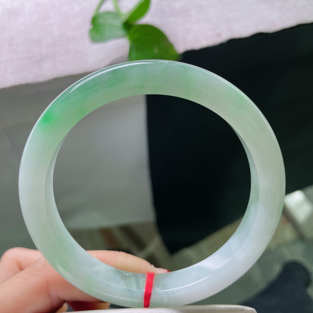 62.5/10.8/9.0，绿底正圈，内纹不显，飘阳绿，渐变润透，一抹翠色灵动清雅。ss55203a