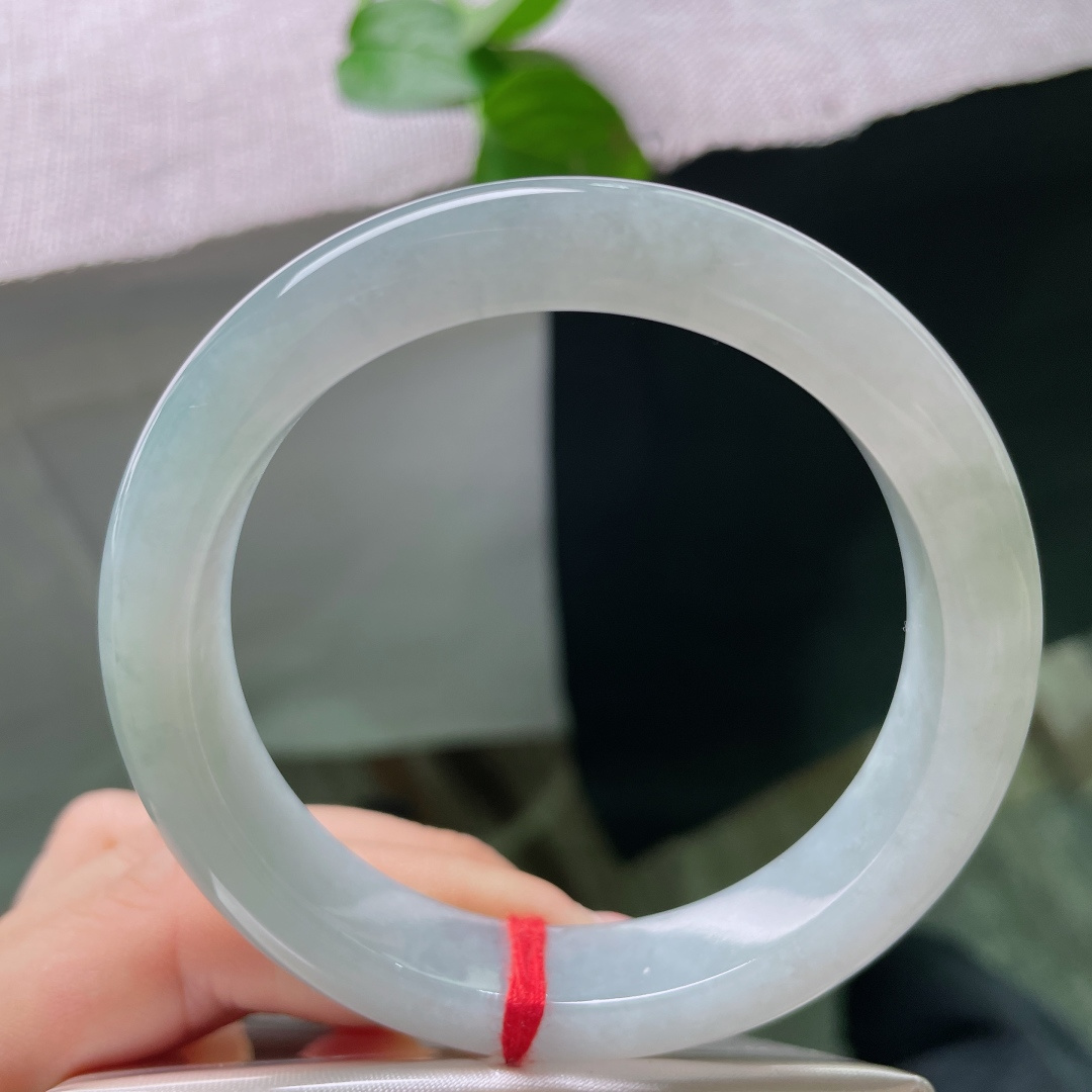 56.7/12.9/8.9，冰绿底正圈，无裂，种好细腻，上手沉稳雅致尽显稳重大气。ss55216a。