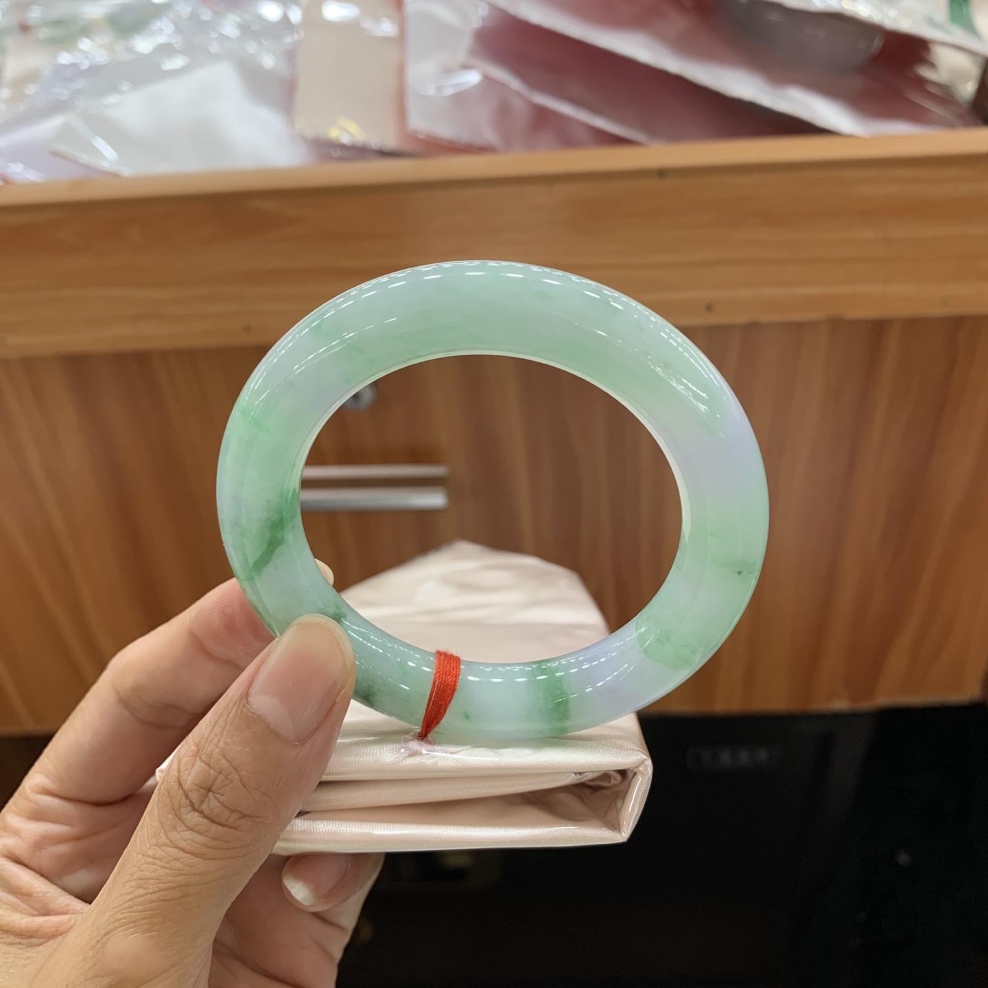 飘绿花圆条翡翠手镯 56.4-11.8
