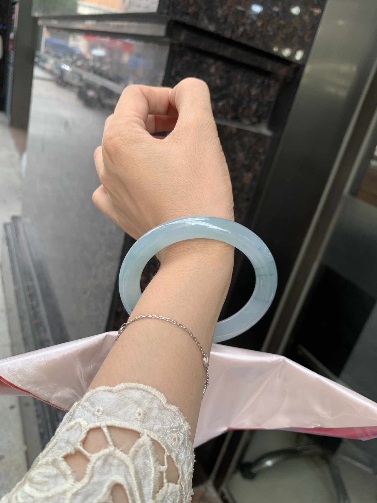 冰飘花圆条 60-10.2-9.8 0627-N1093 打灯细纹，底妆胶润细腻，冰底中开出了朵朵兰花，飘花灵动飘逸，勾勒出一幅唯美诗意的山水意境画，古典优雅又秀气
