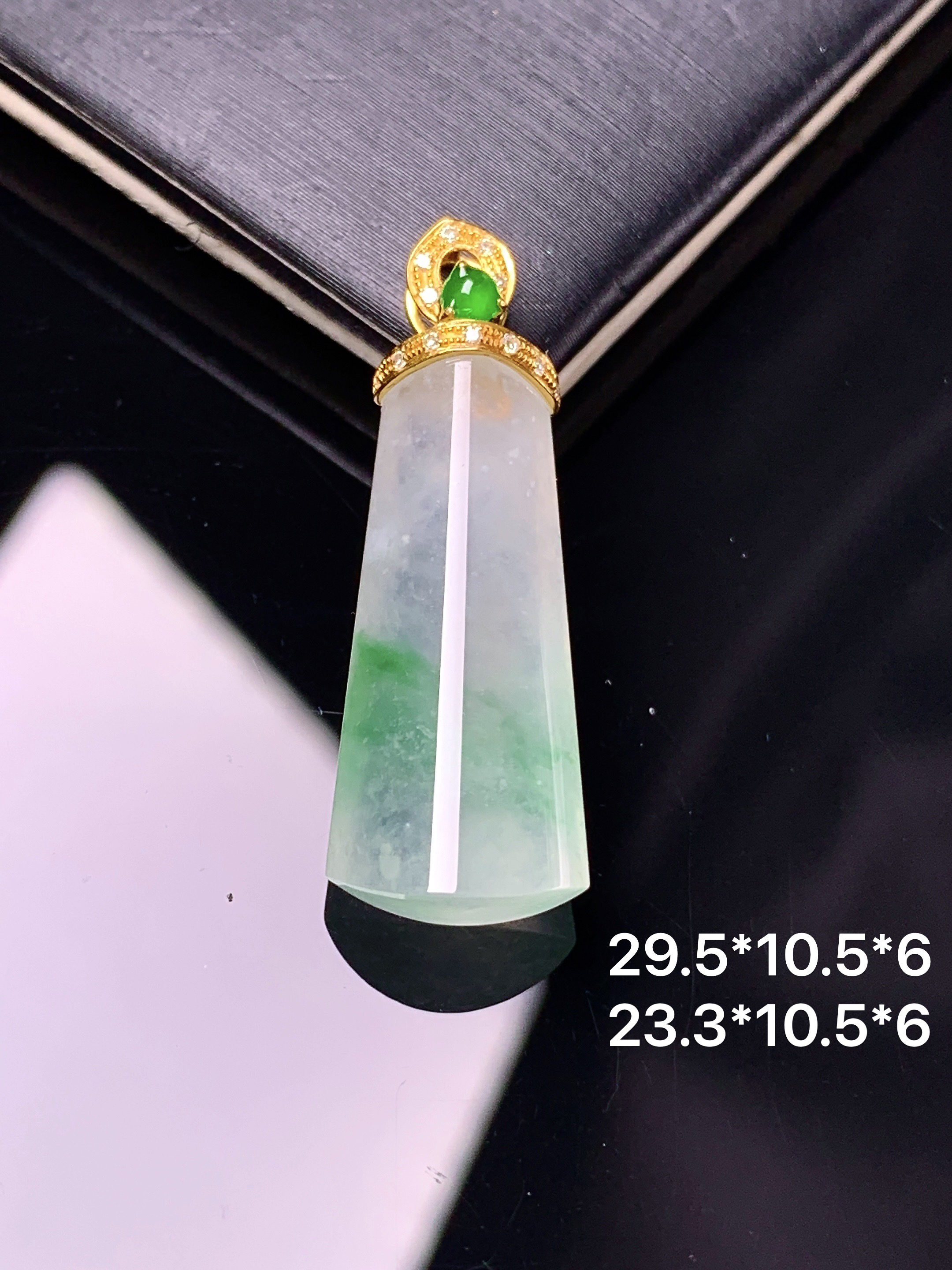 18k金镶嵌冰种飘绿玉柱吊坠 玉质细腻 色泽艳丽清新 整体尺寸29.5*10.5*6 b1