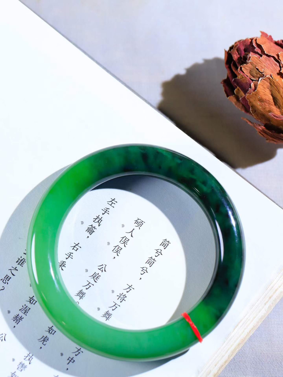【温润如心.镯】

精品和田玉碧玉圆条手镯，精选上等碧玉料，色泽清透，质地细腻。佩戴它，感受千年玉文化的温润与优雅，愿它为您带来平安与幸福。重65.12克  内径56mm尺寸11.4-11.4mm  10602611Y