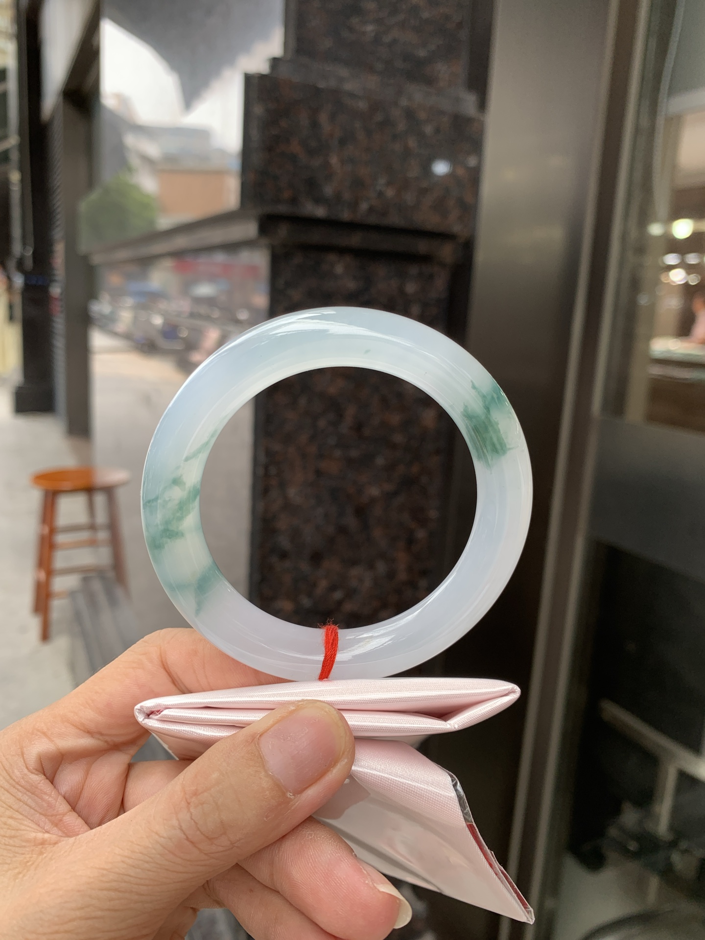 冰飘花圆条 56.8-10.6-10.3 0627-N1092 打灯细纹，底妆胶润细腻，冰底中开出了朵朵兰花，飘花灵动飘逸，勾勒出一幅唯美诗意的山水意境画，古典优雅又秀气