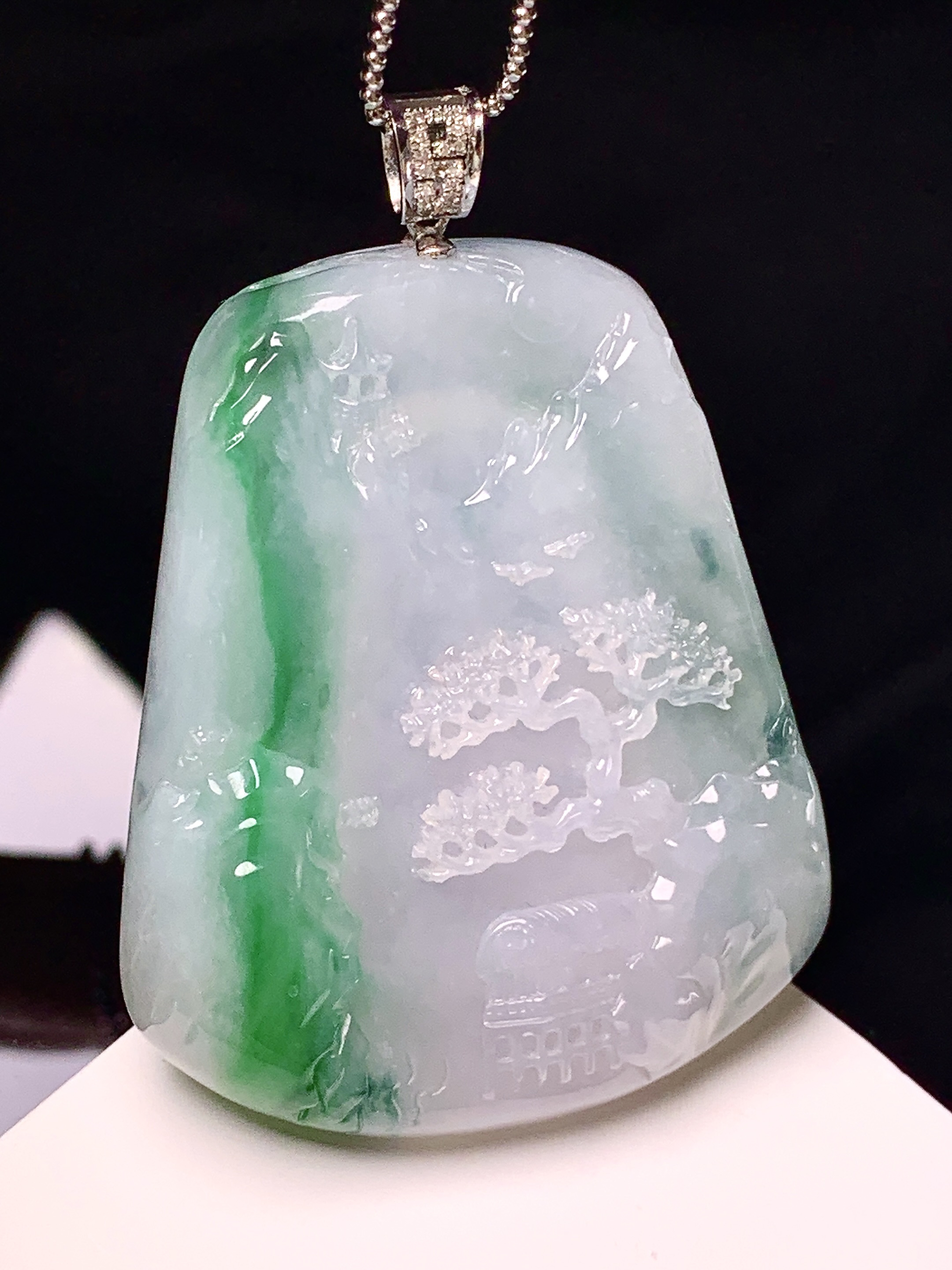 18k金镶嵌飘绿山水牌子吊坠 玉质细腻 色泽艳丽清新 整体尺寸55.2*38.5*6.6 j1