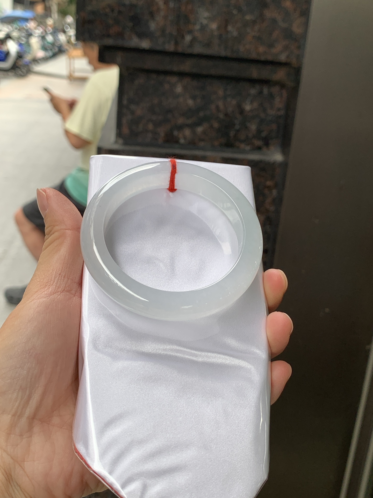白月光正圈 55.2-11.8-9 0627-N1088 无裂，底妆细腻，水水润润的白月光，如同夜空中最温柔的那一抹月光，轻轻洒落你的手腕，带来一份宁静与雅致。
