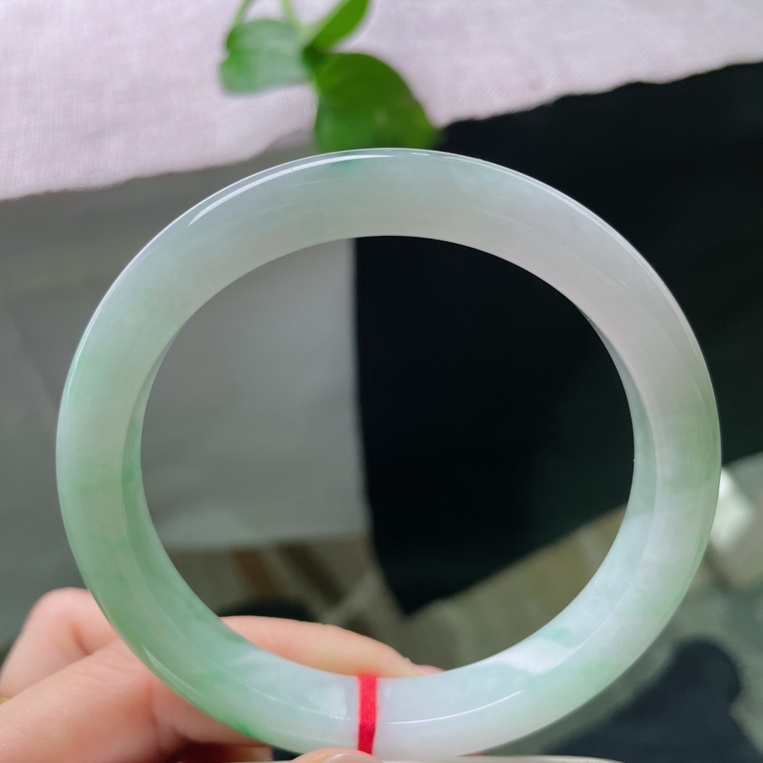 62.5/10.8/9.0，绿底正圈，内纹不显，飘阳绿，渐变润透，一抹翠色灵动清雅。ss55203a。