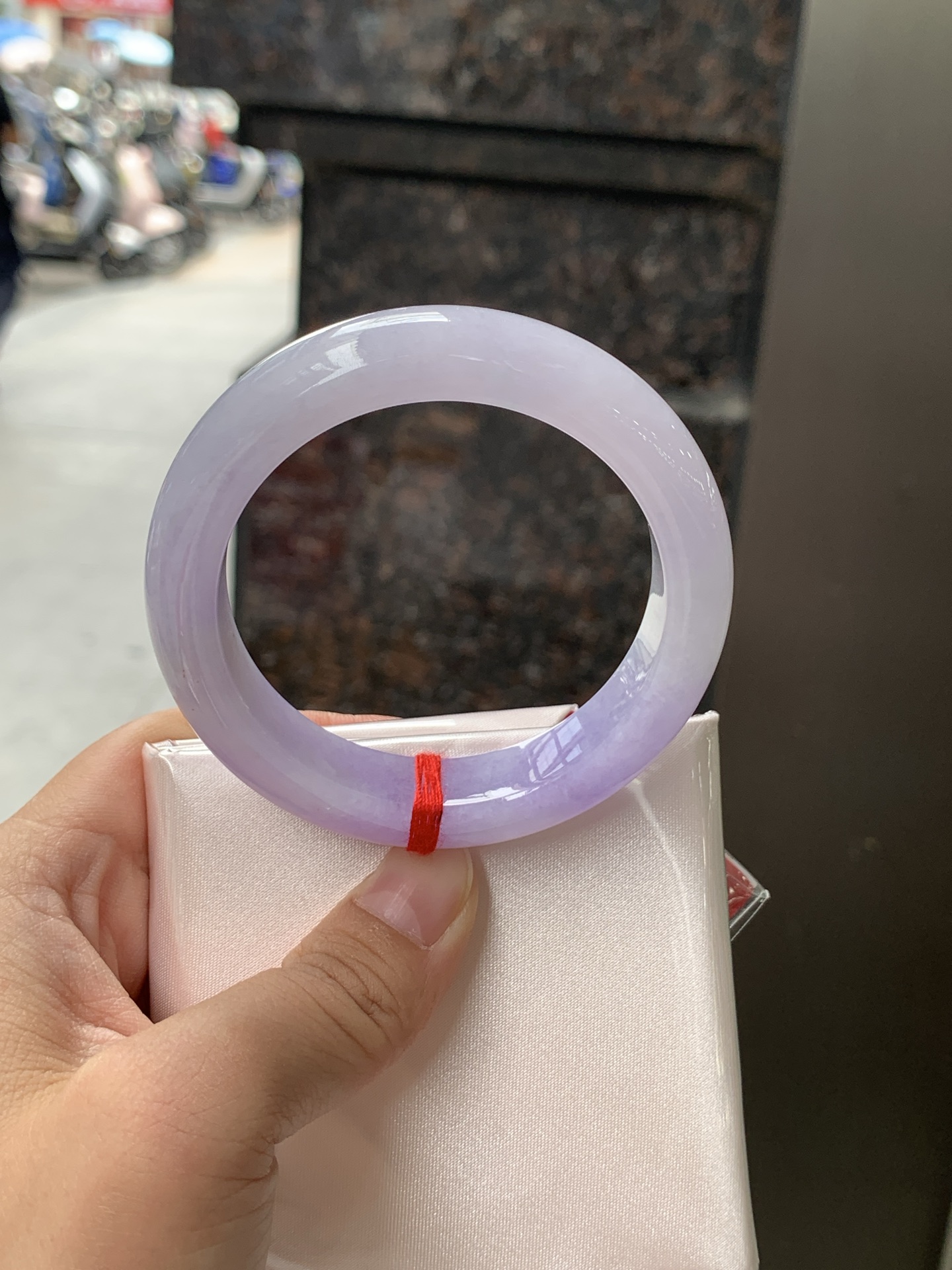 正圈 52.8-12.5-8.9 0627-N1090 无裂，底妆水润，渐变半山半水，吸睛抢眼，浪漫迷人，仙气飘飘，优雅高贵显气质，感满满，满满底色均匀不失色，不同光线不一样视觉感受