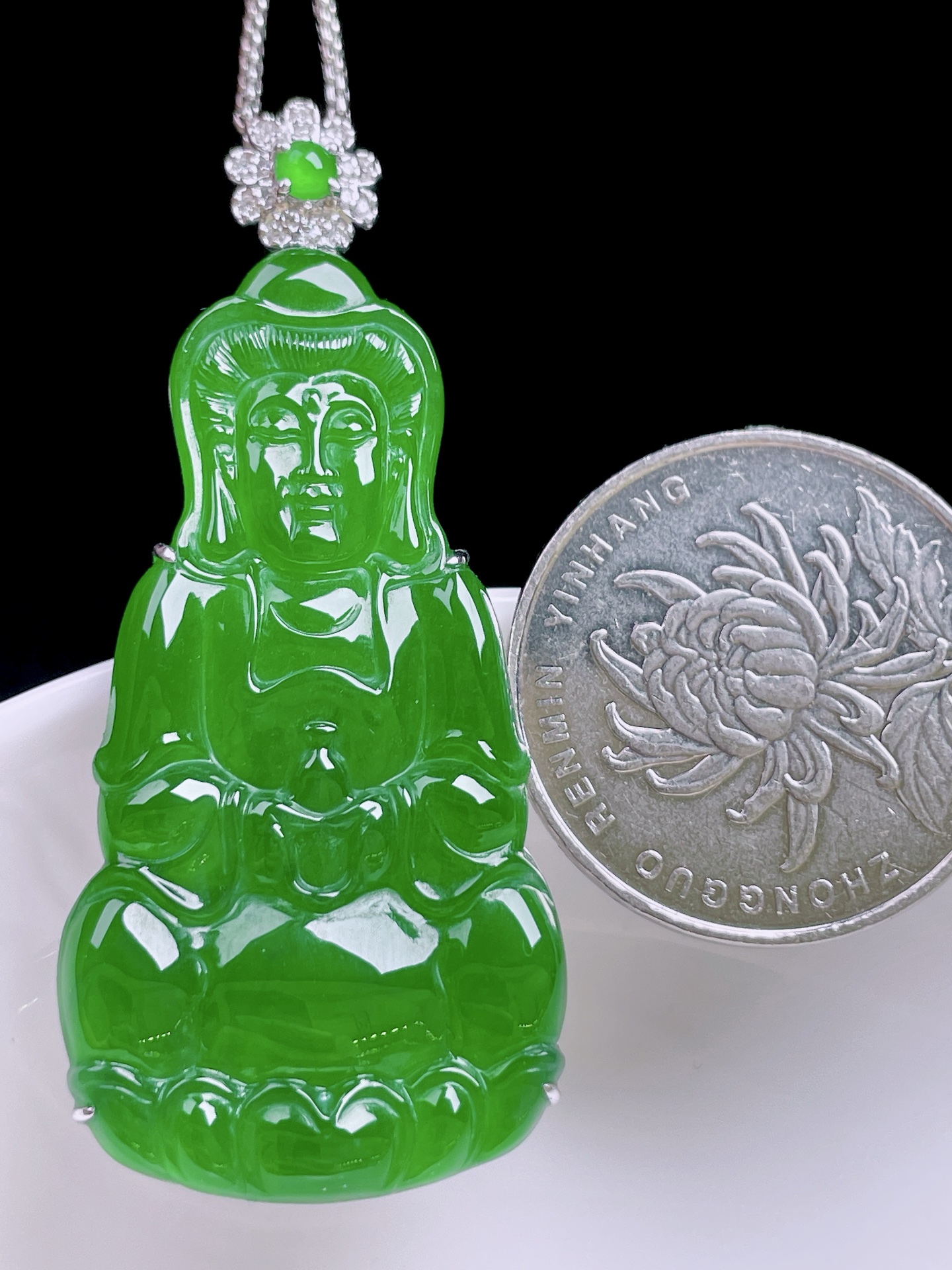 冰辣绿观音 色泽艳丽，种老水润，18k金镶嵌 整体：51.8/22.8/6 裸石：43/22.8