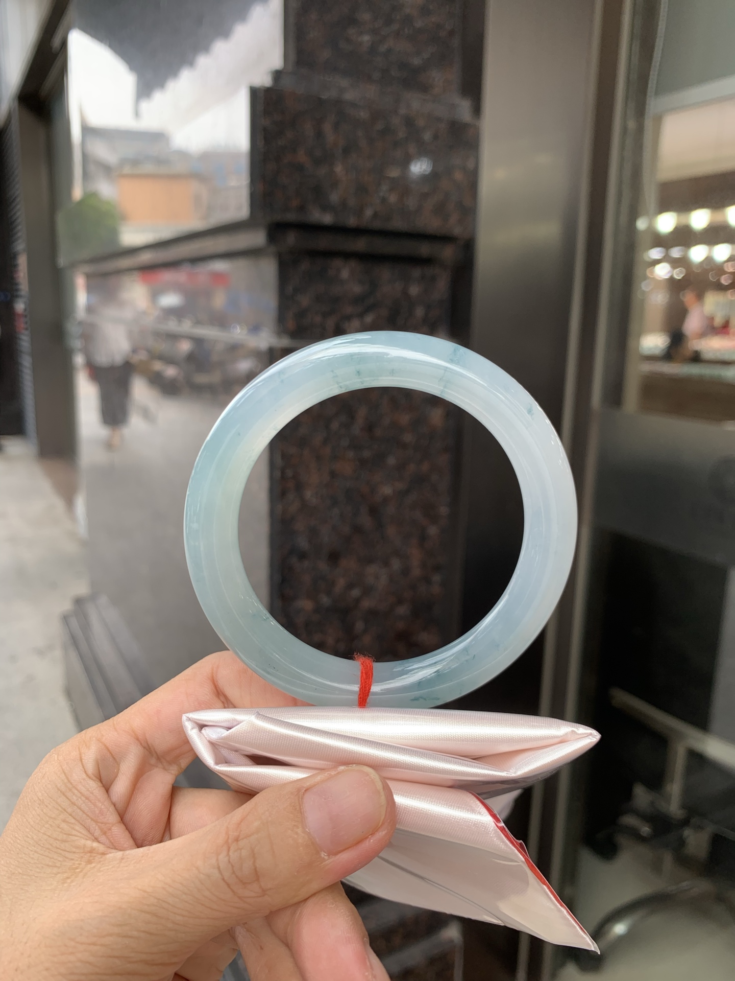冰飘花圆条 60-10.2-9.8 0627-N1093 打灯细纹，底妆胶润细腻，冰底中开出了朵朵兰花，飘花灵动飘逸，勾勒出一幅唯美诗意的山水意境画，古典优雅又秀气