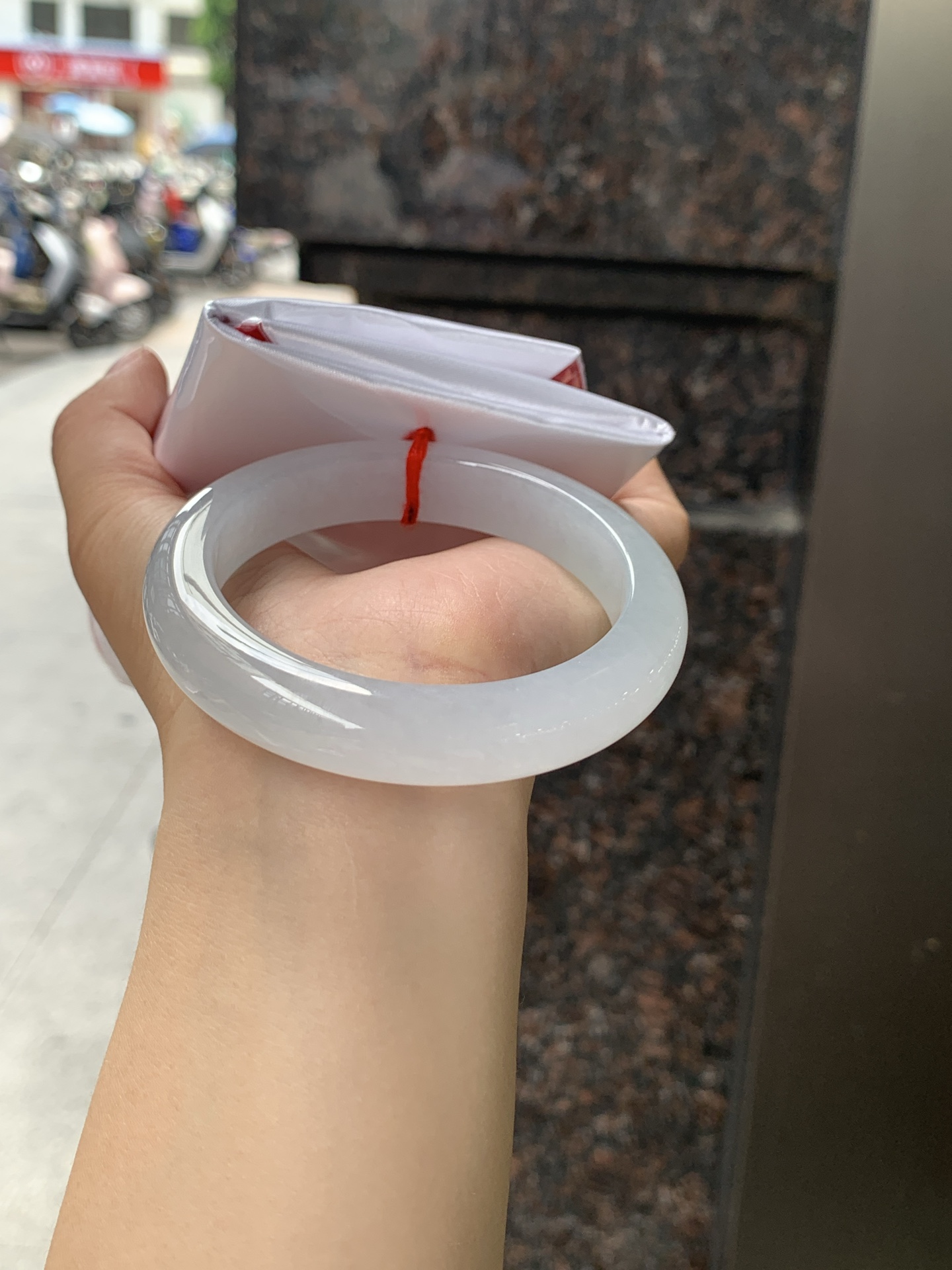 白月光正圈 55.2-11.8-9 0627-N1088 无裂，底妆细腻，水水润润的白月光，如同夜空中最温柔的那一抹月光，轻轻洒落你的手腕，带来一份宁静与雅致。