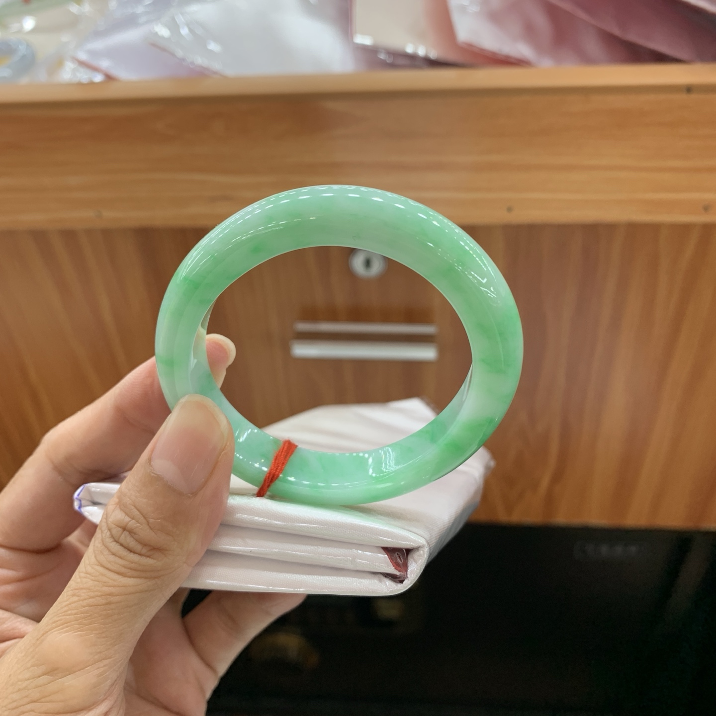 满绿底飘绿翡翠手镯 55.3-47.5-10-8.5