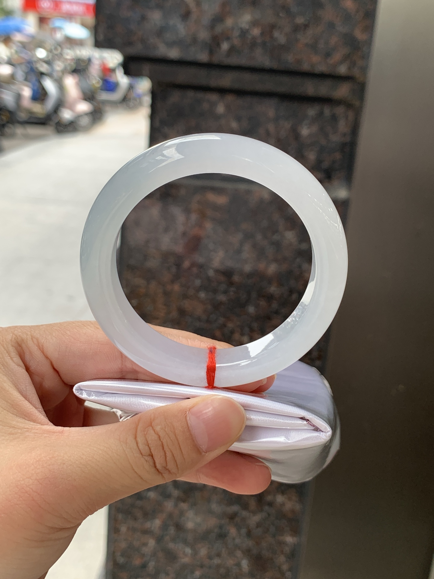 白月光正圈 55.2-11.8-9 0627-N1088 无裂，底妆细腻，水水润润的白月光，如同夜空中最温柔的那一抹月光，轻轻洒落你的手腕，带来一份宁静与雅致。