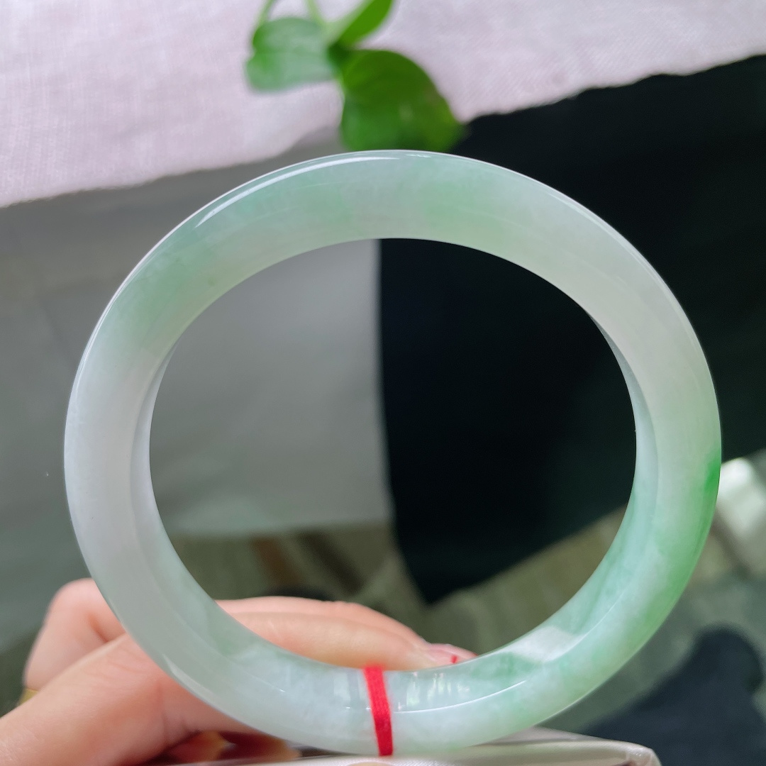 62.5/10.8/9.0，绿底正圈，内纹不显，飘阳绿，渐变润透，一抹翠色灵动清雅。ss55203a。