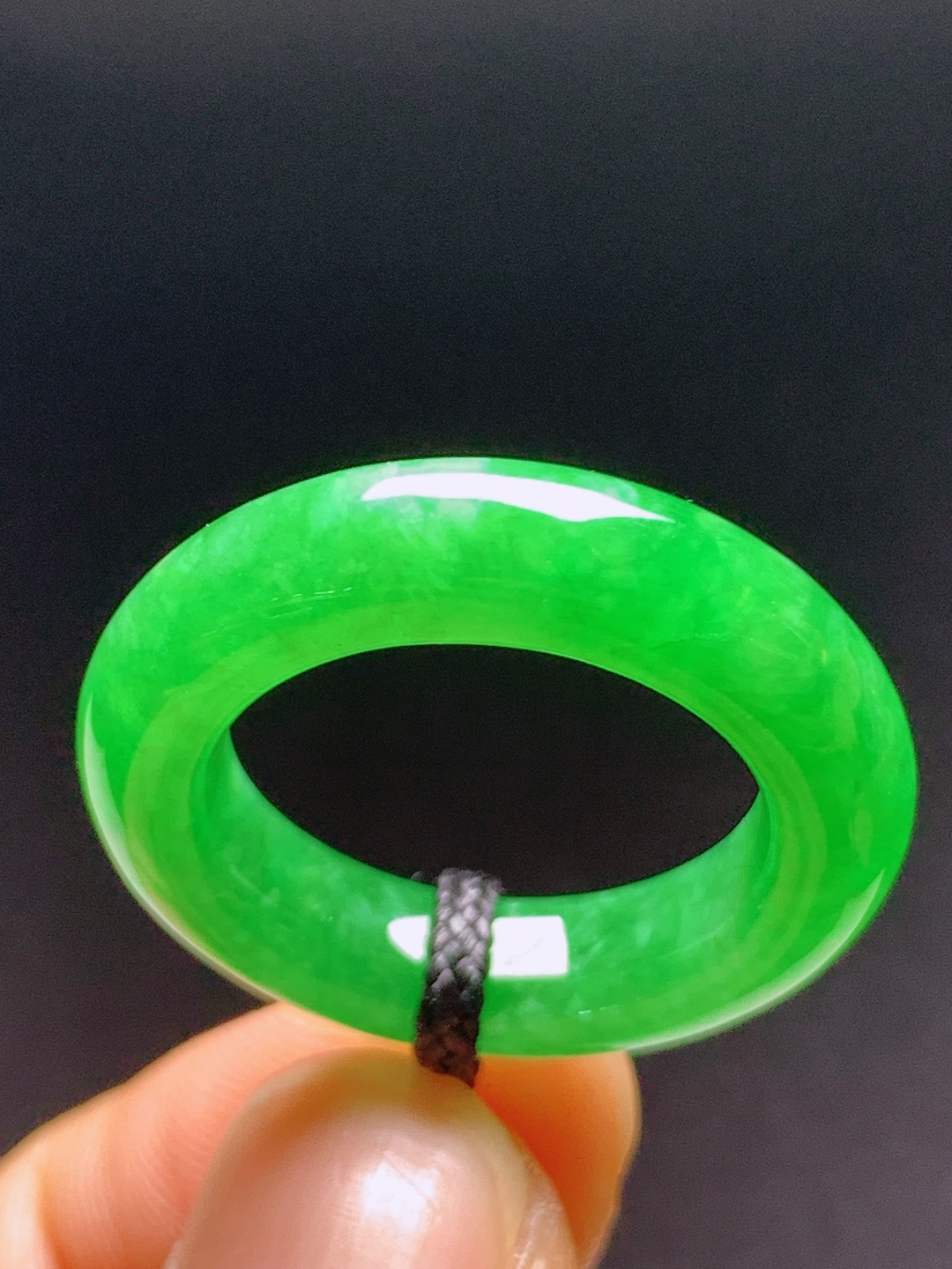 满辣绿戒圈，种水通透色泽鲜亮，圆满护身 4206