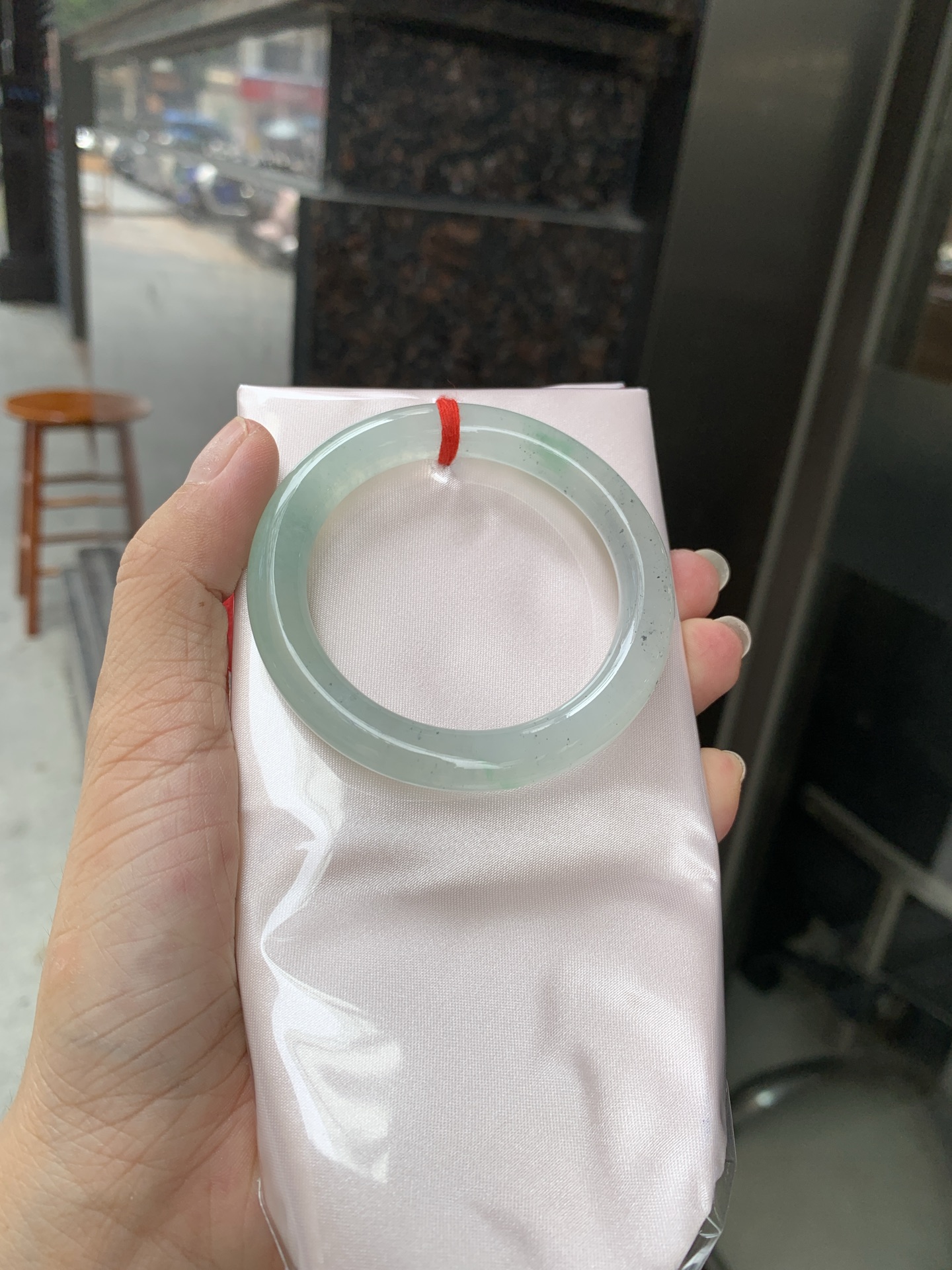 冰晴撒乌鸡美人条 50.1-8.4-8.6 0627-N1096 打灯棉絮，底妆冰感十足，仿佛能透过手镯看到一个纯净的世界，飘洒的乌鸡与晴绿相互映衬，独特而神秘。