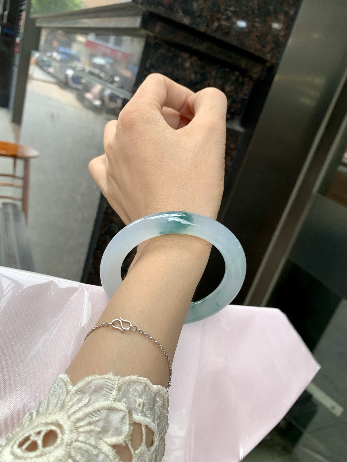 冰飘花圆条 56.8-10.6-10.3 0627-N1092 打灯细纹，底妆胶润细腻，冰底中开出了朵朵兰花，飘花灵动飘逸，勾勒出一幅唯美诗意的山水意境画，古典优雅又秀气