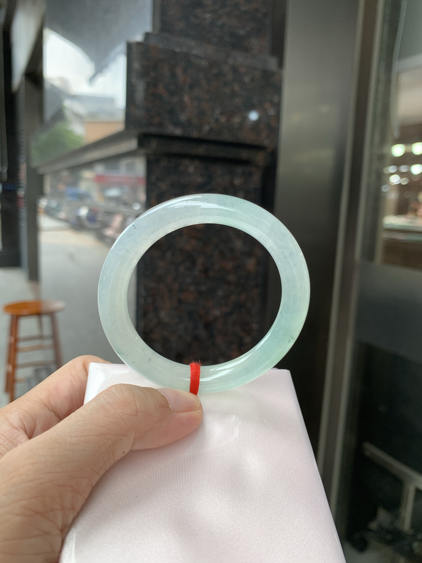 冰晴撒乌鸡美人条 50.1-8.4-8.6 0627-N1096 打灯棉絮，底妆冰感十足，仿佛能透过手镯看到一个纯净的世界，飘洒的乌鸡与晴绿相互映衬，独特而神秘。