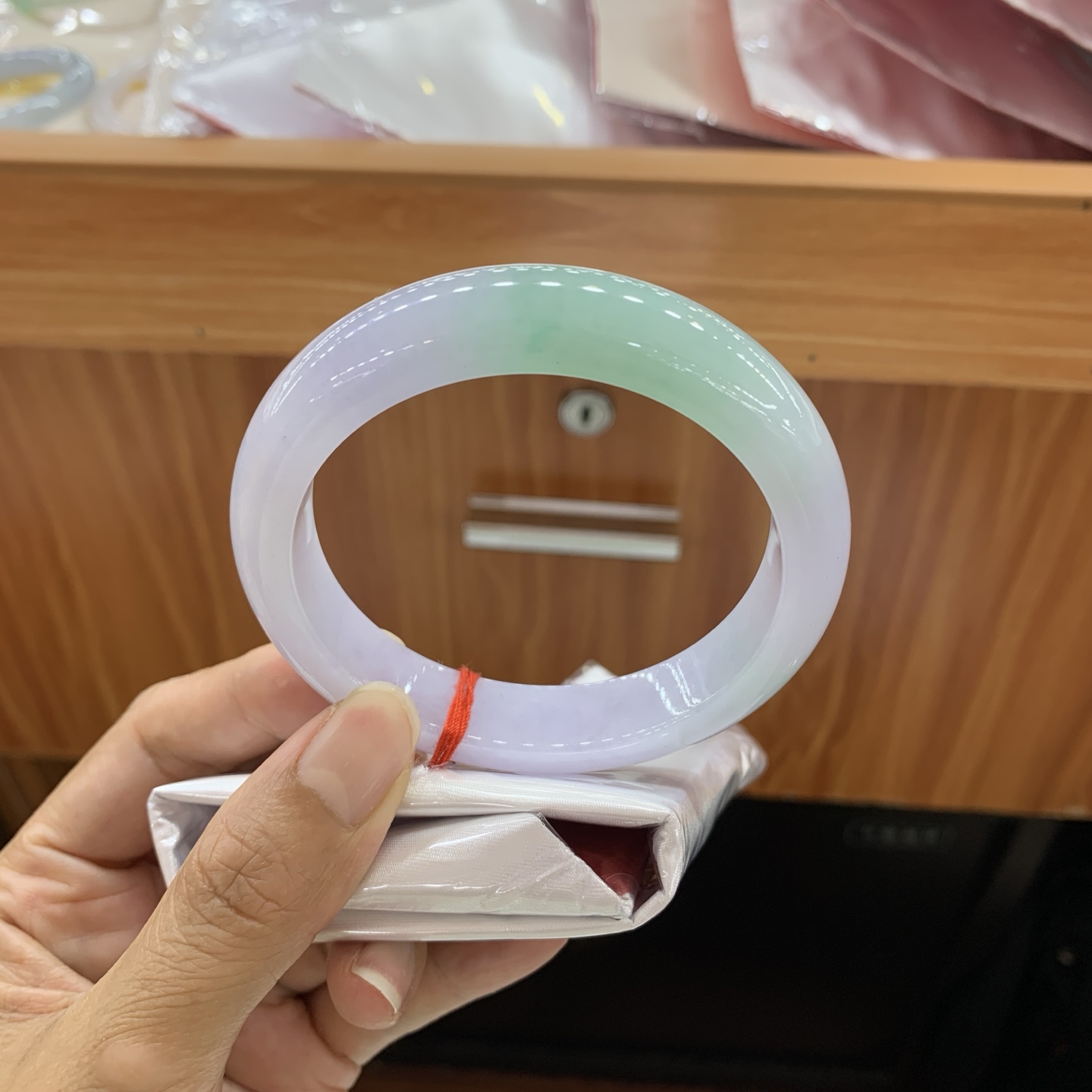 062611MMJ 春彩飘绿正圈翡翠手镯 59.2-13.2-8.9